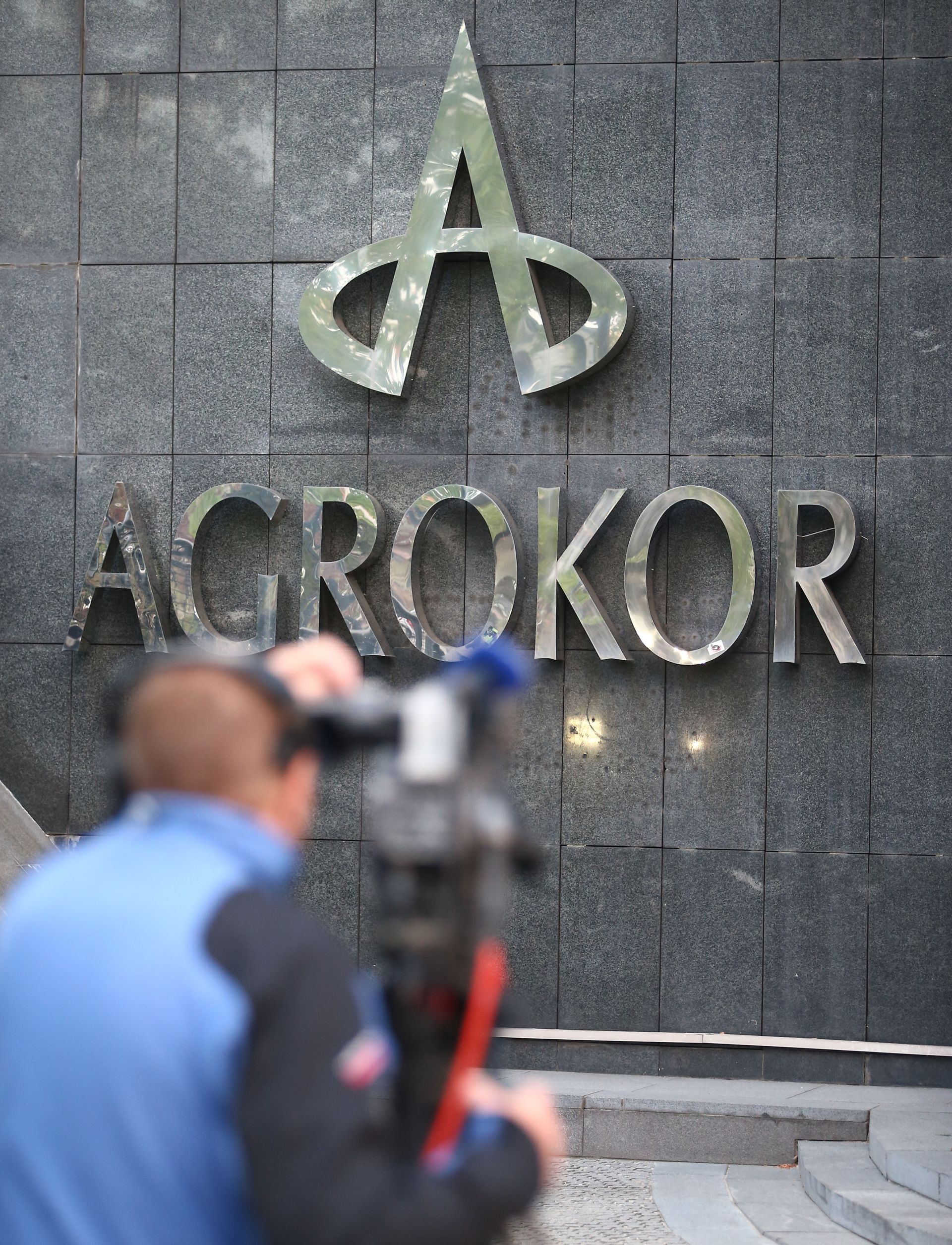 06.04.2017., Zagreb - Brojni predstavnici medija cekaju nove informacije o slucaju Agrokora ispred sredisnjice te tvrtke na Trgu Drazena Petrovica. Photo: Slavko Midzor/PIXSELL