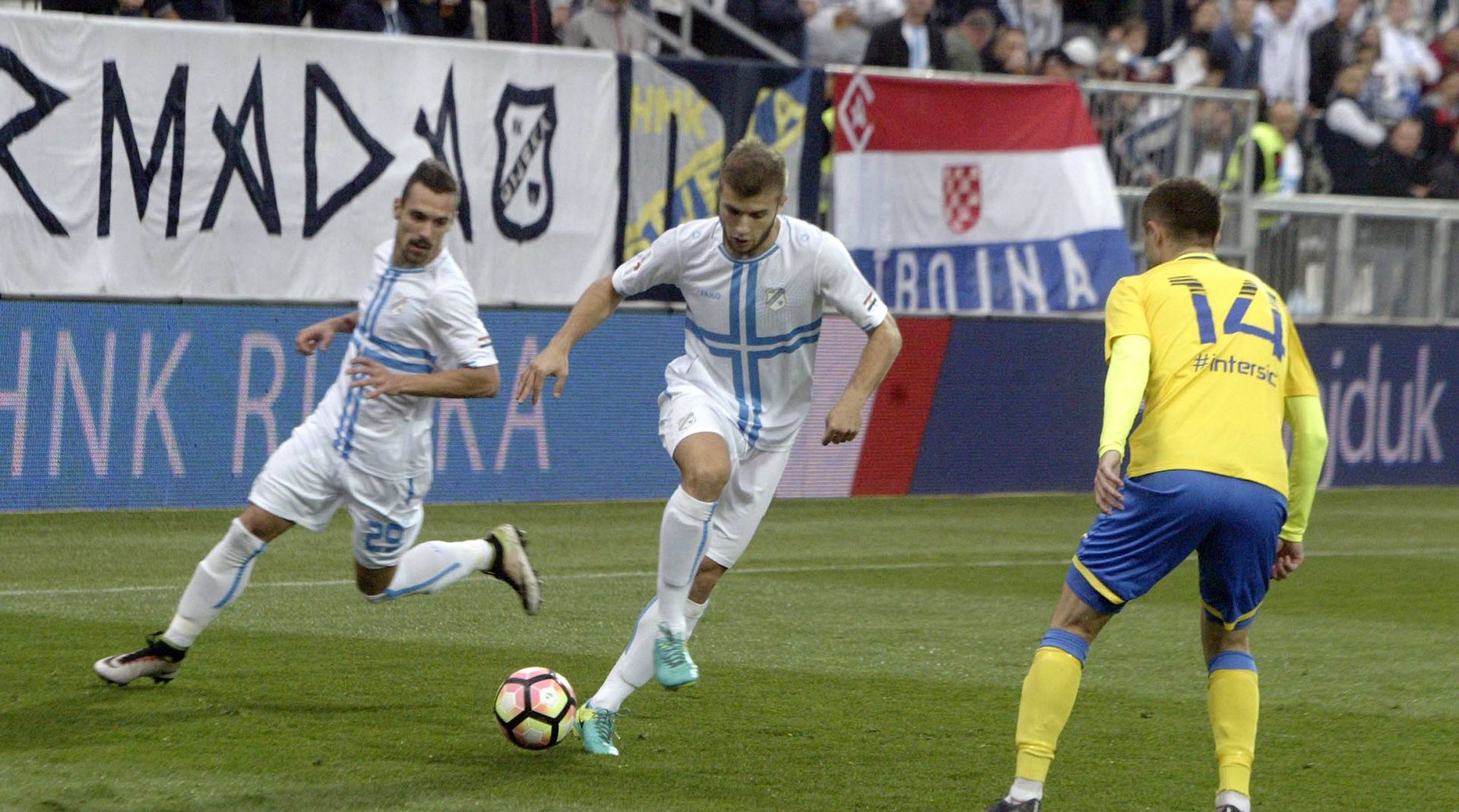 Rijeka, 23.10.2016 - Utakmica 13. kola Prve Hrvatske nogometne lige na stadonu u Rujevica izmeðu Rijeke i Intera. Na slici Marko Veoviæ (29) iz Rijeke i Marjan Altiparmakovski iz Intera.
foto HINA/ Miljenko KLEPAC /ds