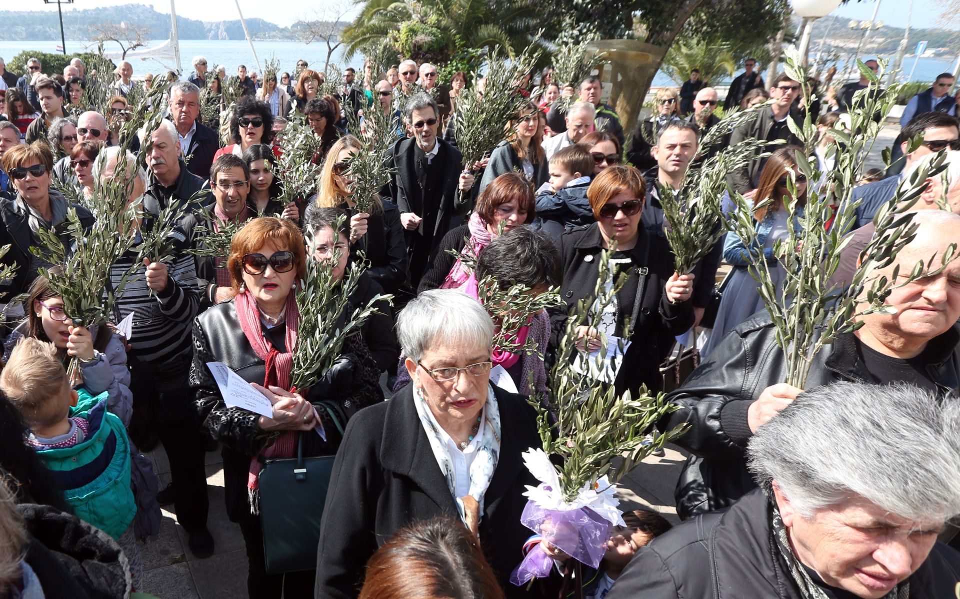 20.03.2016., Sibenik - Biskup sibenski, mons. Ante Ivas povodom Cvjetnice na trgu ispred zupanijske uprave blagoslovio je maslinove grancice, a potom je procesija krenula prema katedrali sv. Jakova gdje je odrzano misno slavlje.
Photo: Dusko Jaramaz/PIXSELL