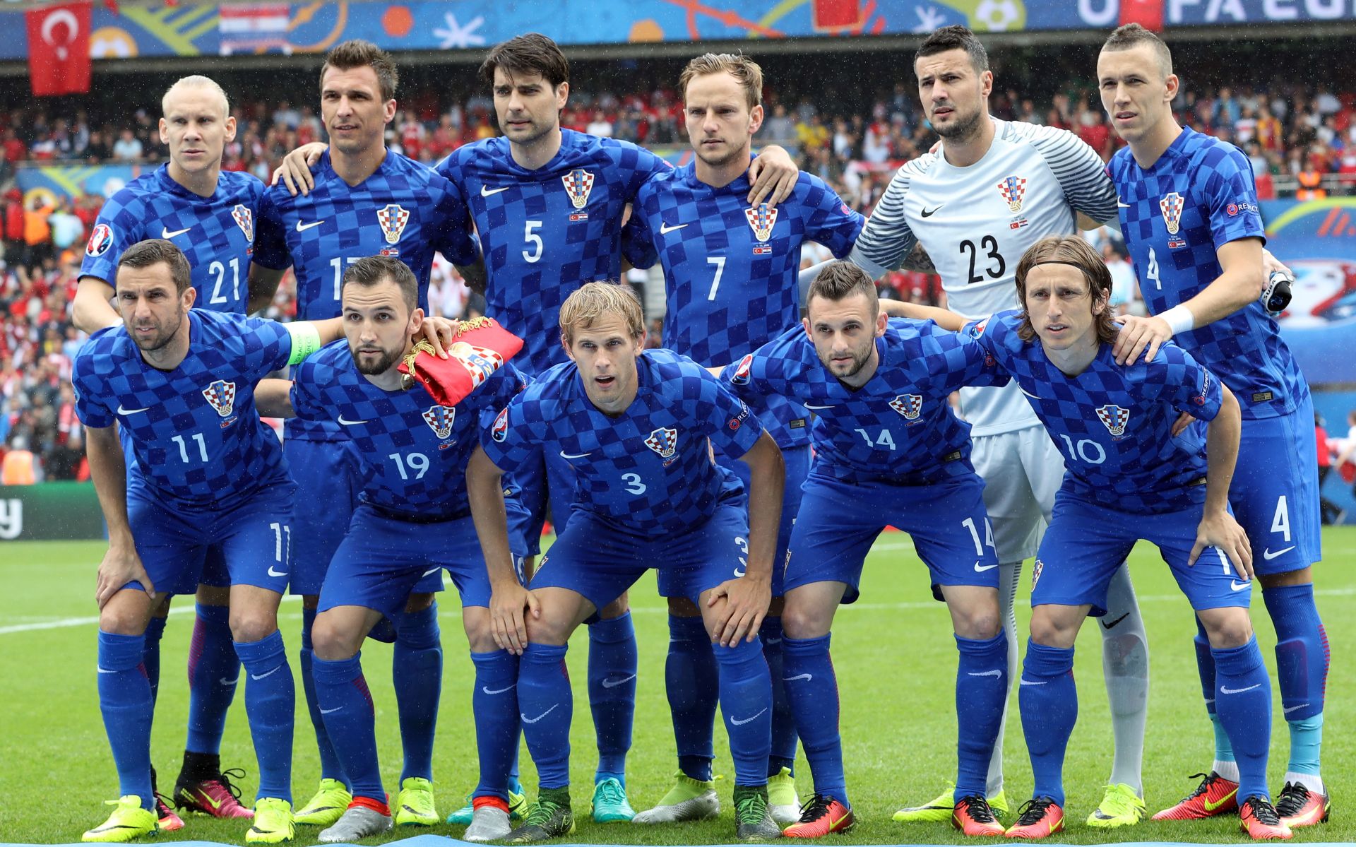 Pariz, 12.06.2016 - Utakmica 1. kola skupine D Europskog nogometnog prvenstva u Fancuskoj izmeðu reprezentacija Turske i Hrvatske na Parku prinèeva. Na slici izbornik Ante Èaèiæ. Na slici Hrvatska nogometna reprezentacija (gore L-D) Domagoj Vida, Mario Mandukiæ, Vedran Æorluka, Ivan Rakitiæ, Danijel Subaiæ, Ivan Periiæ, (dolje L-D) Darijo Srna, Milan Badelj, Ivan Striniæ, Marcelo Brozoviæ i Luka Modriæ.
foto HINA/ Damir SENÈAR /ds