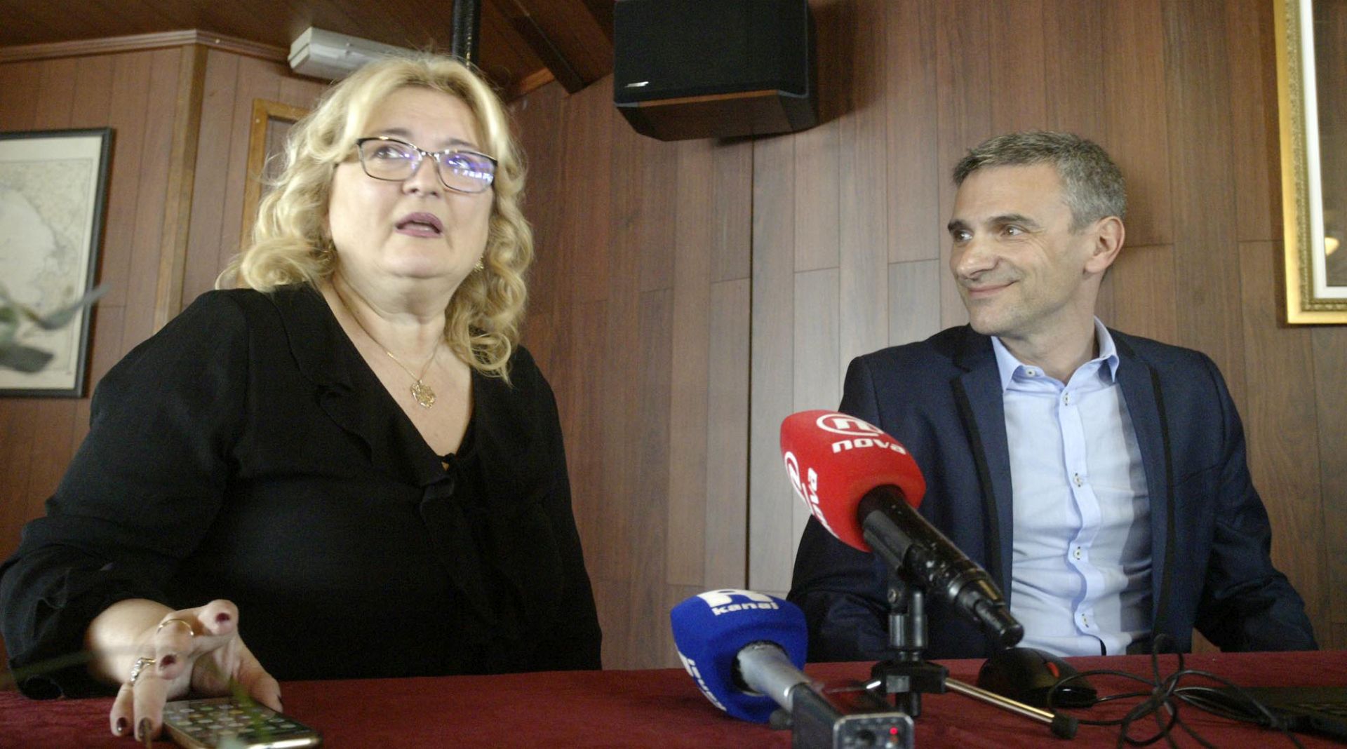 Rijeka, 08.04.2017 - Saborska zastupnica Mosta nezavisnih lista Ines Strenja-Liniæ i bivi saborski zastupnik ove politièke stranke Ivan Kataliniæ danas su u Rijeci na druenju s graðanima ustvrdili da su Rijeci i Primorsko-goranskoj upaniji potrebne promjene u vlasti jer, kako je rekla Strenja-Liniæ, oni koji su do sad bili na vlasti nisu vodili raèuna o svim aspektima ivota i razvoja.
foto HINA/ Miljenko KLEPAC/ ds