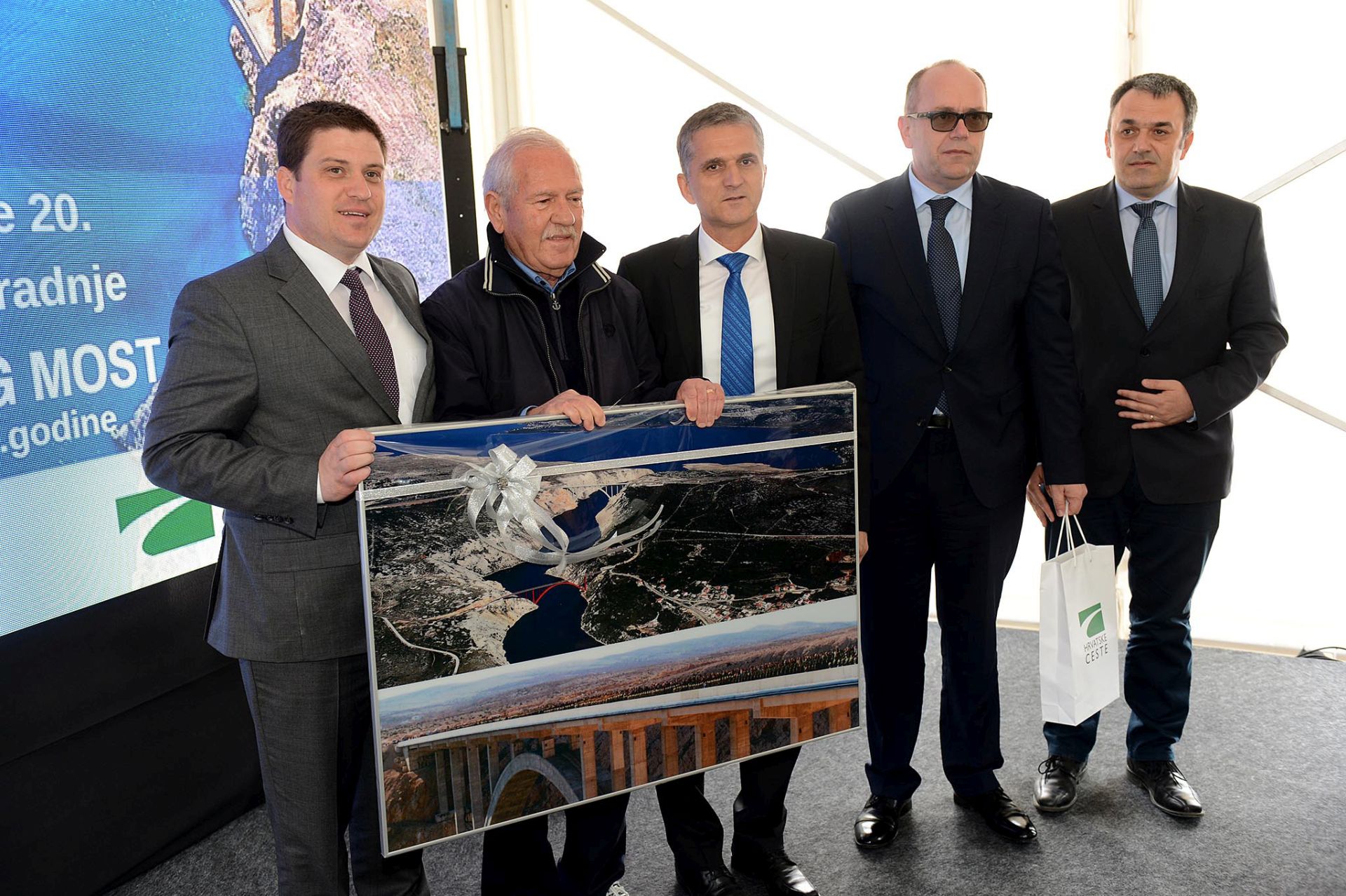 Maslenica, 08.04.2017 - Obiljeavanje 20 godina od izgradnje i putanja u promet Maslenièkoga mosta. Na slici minsitri Oleg Butkoviæ i Goran Mariæ i Tonèi Ljubotiæ (2L).
foto HINA/ ds