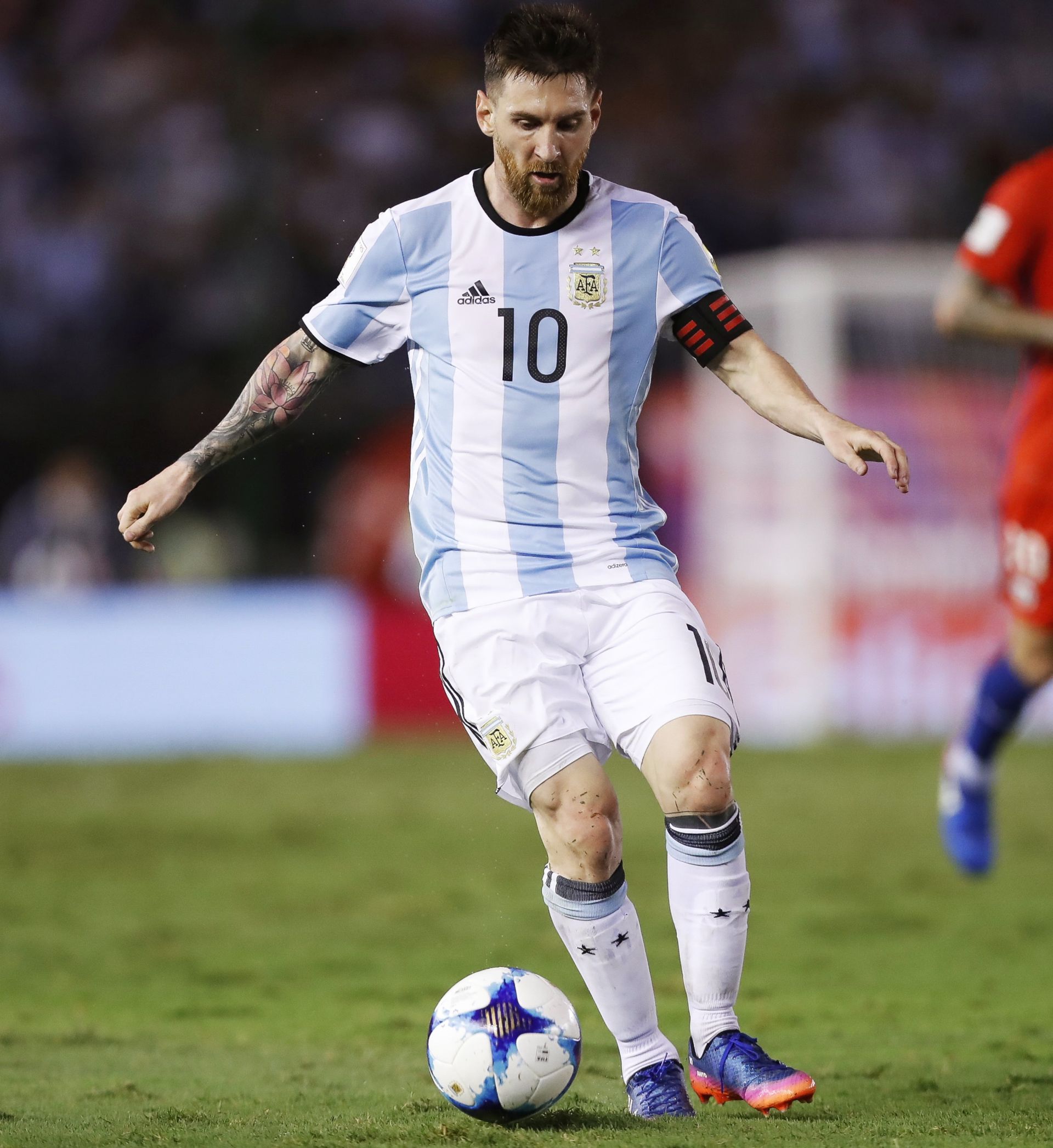epa05866964 Argentina's player Lionel Messi in action during a Russia 2018 World Cup qualifying match between Argentina and Chile in Buenos Aires, Argentina, 23 March 2017.  EPA/DAVID FERNANDEZ