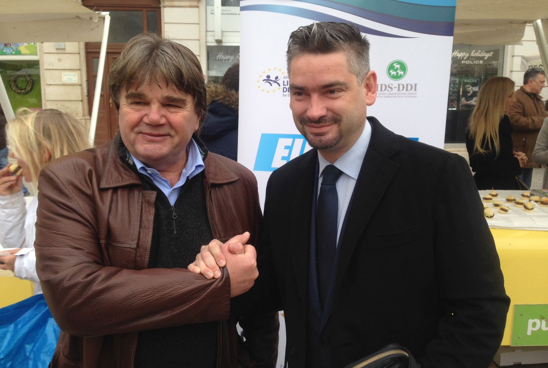 Pula, 29.12.2015 - Predsjednik Istarskog demokratskog sabora (IDS) Boris Miletiæ rekao je u utorak u Puli da neprimjerenom smatra izjavu predsjednika SDP-a Zorana Milanoviæa da je Most nezavisnih lista izabrao iæi u saborsku veæinu "s kriminalnom, proustakom koalicijom," istaknuvi kako nikada nije dobro generalizirati. Na slici Ivan Jakovèiæ i Boris Miletiæ tijekom druenja s graðanima u Puli.
foto HINA/ Daniel SPONZA/ ua