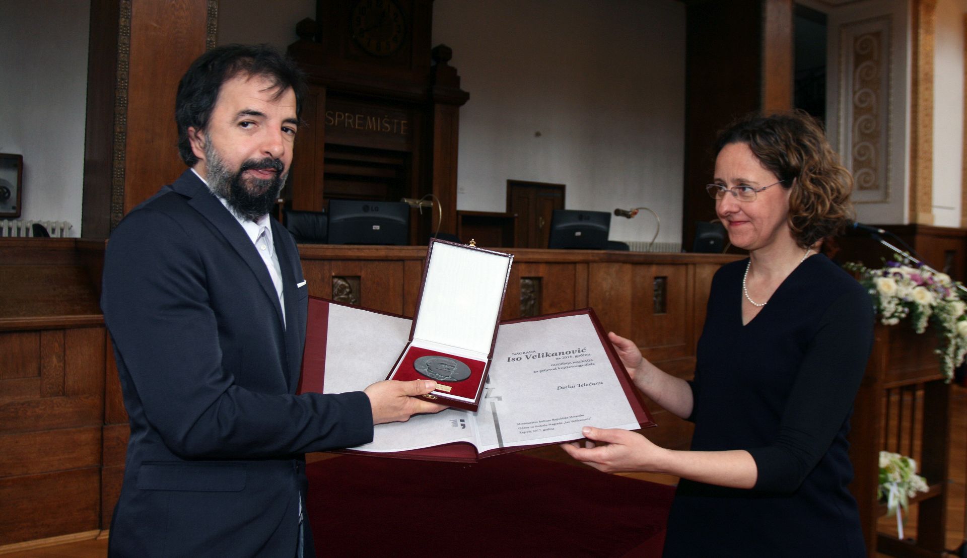 Zagreb, 11.04.2017 - Dodjela Nagrade "Iso Velikanoviæ" za najbolja ostvarenja na podruèju knjievnog prevoðenja u Hrvatskome dravnom arhivu. Nagrada je utemeljena 2005. godine kao priznanje Ministarstva kulture za najbolja ostvarenja u podruèju knjievnog prevoðenja, a ove je godine uruèena Mirjani Heæimoviæ za ivotno djelo i Dinku Teleæanu za prijevod djela Roberta Gravesa "Bijela boica - povijesna gramatika pjesnièkog mita". Na fotografiji ministrica Nina Obuljen Korinek i laureat Dinko Teleæan.  foto HINA /Zvonimir KUHTIÆ/ zk