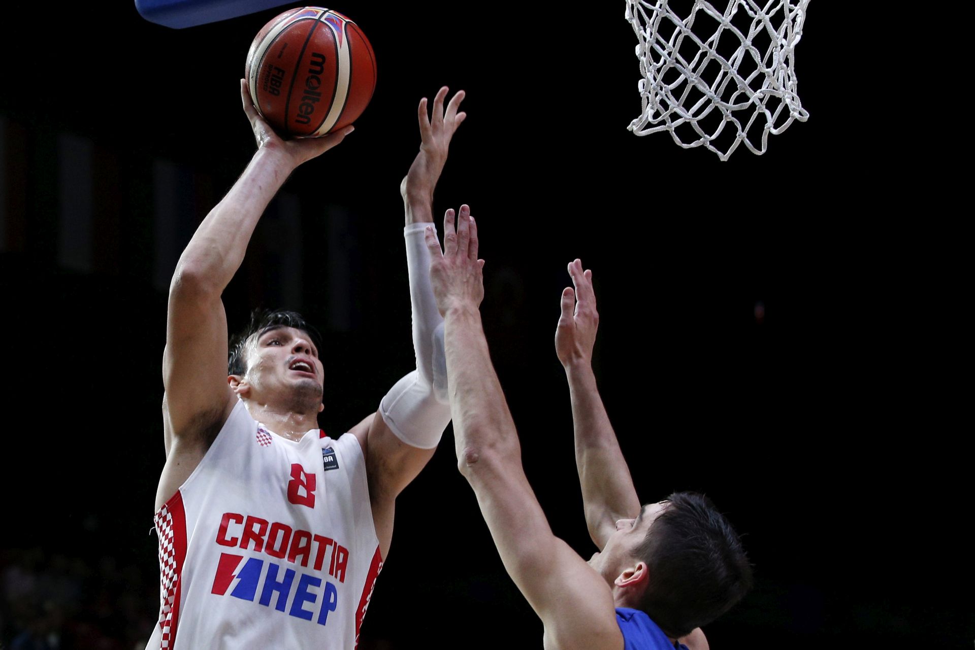 epa04928381 Croatia's Dario Saric (L) in action against Czech Republic's Tomas Satoransky (R) during the EuroBasket 2015 Round of 16 match between Croatia and Czech Republic at the Pierre Mauroy Stadium in Lille, France, 13 September 2015.  EPA/YOAN VALAT