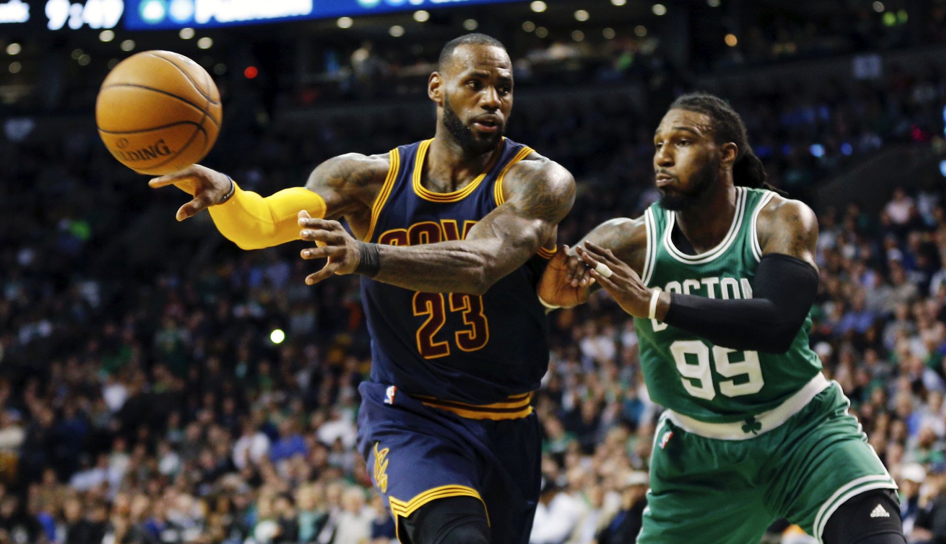 epa05891289 Cleveland Cavaliers forward LeBron James (L) makes a pass as Boston Celtics forward Jae Crowder (R) defends during the second half of the NBA basketball game between the Cleveland Cavaliers and the Boston Celtics at the TD Garden in Boston, Massachusetts, USA, 05 April 2017.  EPA/CJ GUNTHER
