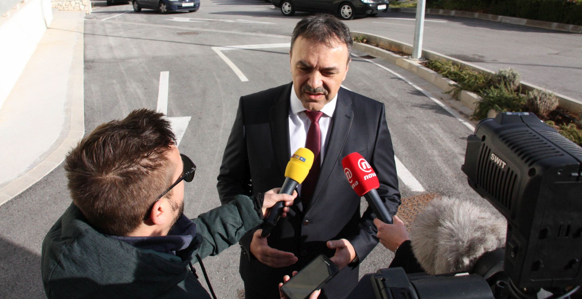 Dubrovnik, 31.12.2016 - Ministar unutarnjih poslova Vlaho Orepiæ rekao je u subotu u Konavlima kako je Hrvatska uoèi doèeka Nove godine preventivno u treæem stupnju pripravnosti, no kako nita ne ukazuje da bi se mogao dogoditi ikakav napad na mjesta na kojima se okuplja veliki broj ljudi.
foto HINA/ Nika MILETIÆ/ ua
