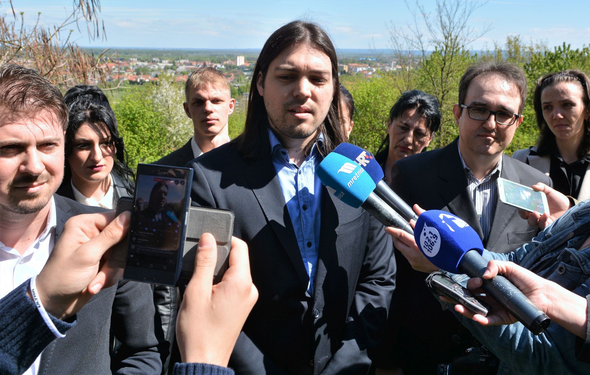 Karlovac, 07.04.2017 - Tiskovna konferencija ivog zida na Starom Gradu Dubovacu u Karlovcu, gdje je predsjednik stranke predstavio kandidata za gradonaèelnika grada Karlovca i drugih jedinica lokalne samouprave. Na slici Zlatko Mateèiæ, Ivan Vilibor Sinèiæ i Hrvoje Hoffman.
foto HINA/ Mladen VOLARIÆ /ds