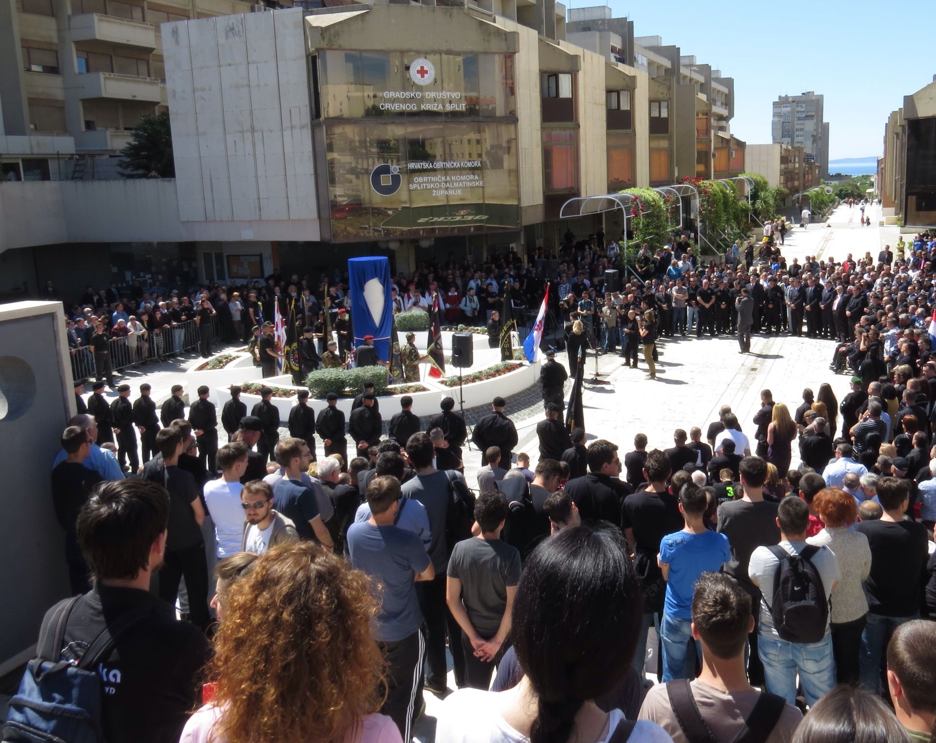 09.05.2014., Split - Uz mnostvo okupljenih, prisustvo gradskih i zupanijskih celnika kao i mnogobrojnih politicara otkriven spomenik poginulim pripadnicima IX. bojne HOS-a Rafael vitez Boban. Medju ostalima nakon otkrivanja spomenika prisutnima se obratio i prvi zapovjednik Dobroslav Paraga. 
Photo: Ivo Cagalj/PIXSELL