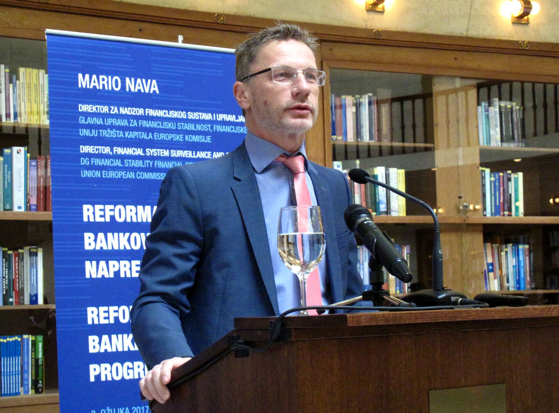 Zagreb, 3. oujka 2016. - Situacija u bankovnom sustavu EU-a mnogo je bolja nego prije pet godina, no jo predstoje neki izazovi u cilju stvaranja jedinstvene bankovne unije, ponajprije u sustavu osiguranja depozita, istaknuo je u petak Mario Nava iz Europske komisije, dok je guverner Hrvatske narodne banke (HNB) Boris Vujèiæ (na fotografiji) ustvrdio da æe proces pune provedbe bankovne unije potrajati jo neko vrijeme. 
foto HINA / Mario Mrazoviæ / mm