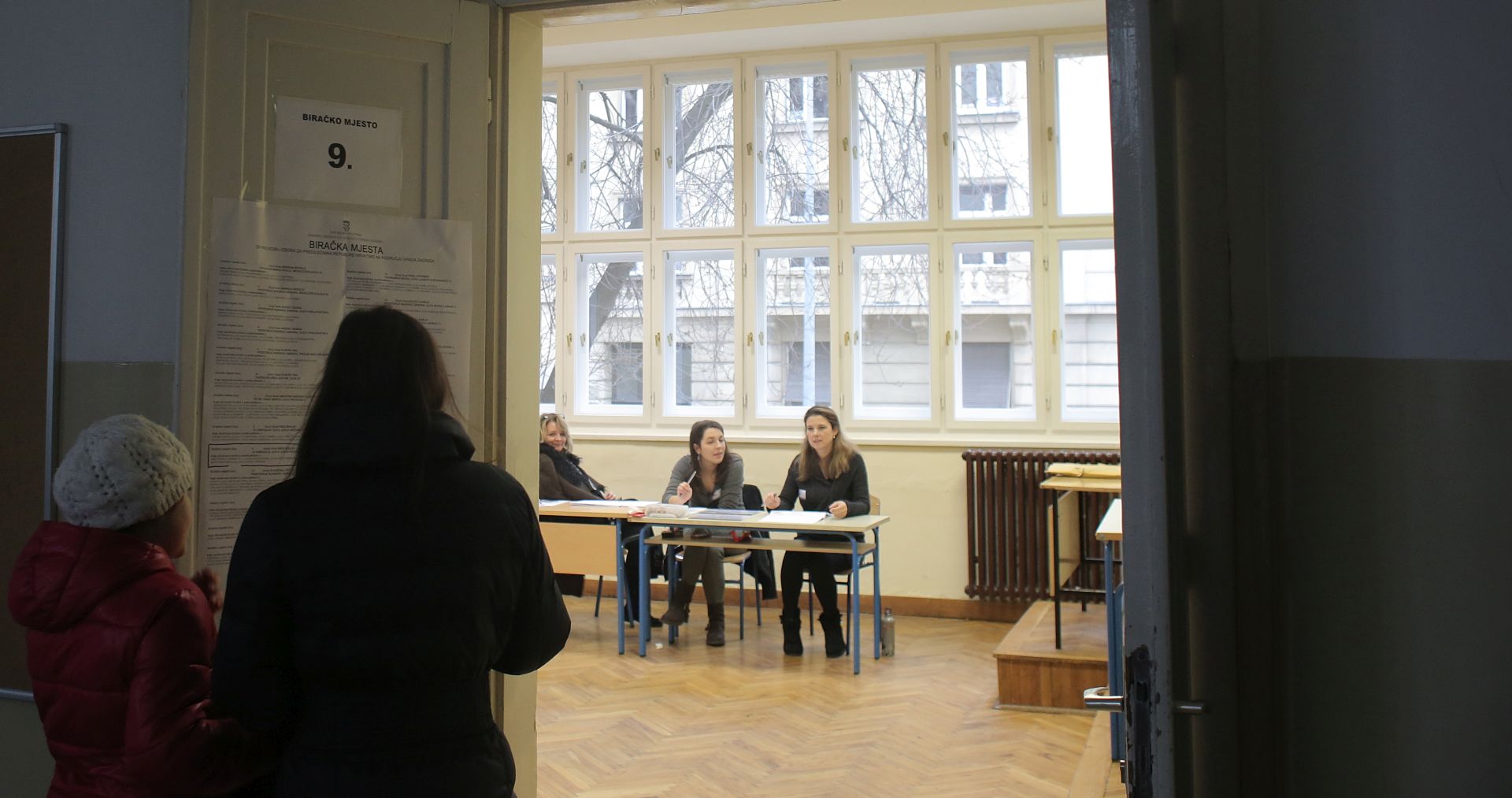 Zagreb, 11.1.2015 -Odrava se drugi krug izbora za predsjednika Republike Hrvatske, biralita su u Hrvatskoj otvorena do 19 sati do kada traje i izborna utnja.
foto HINA/ Tomislav PAVLEK/ ds