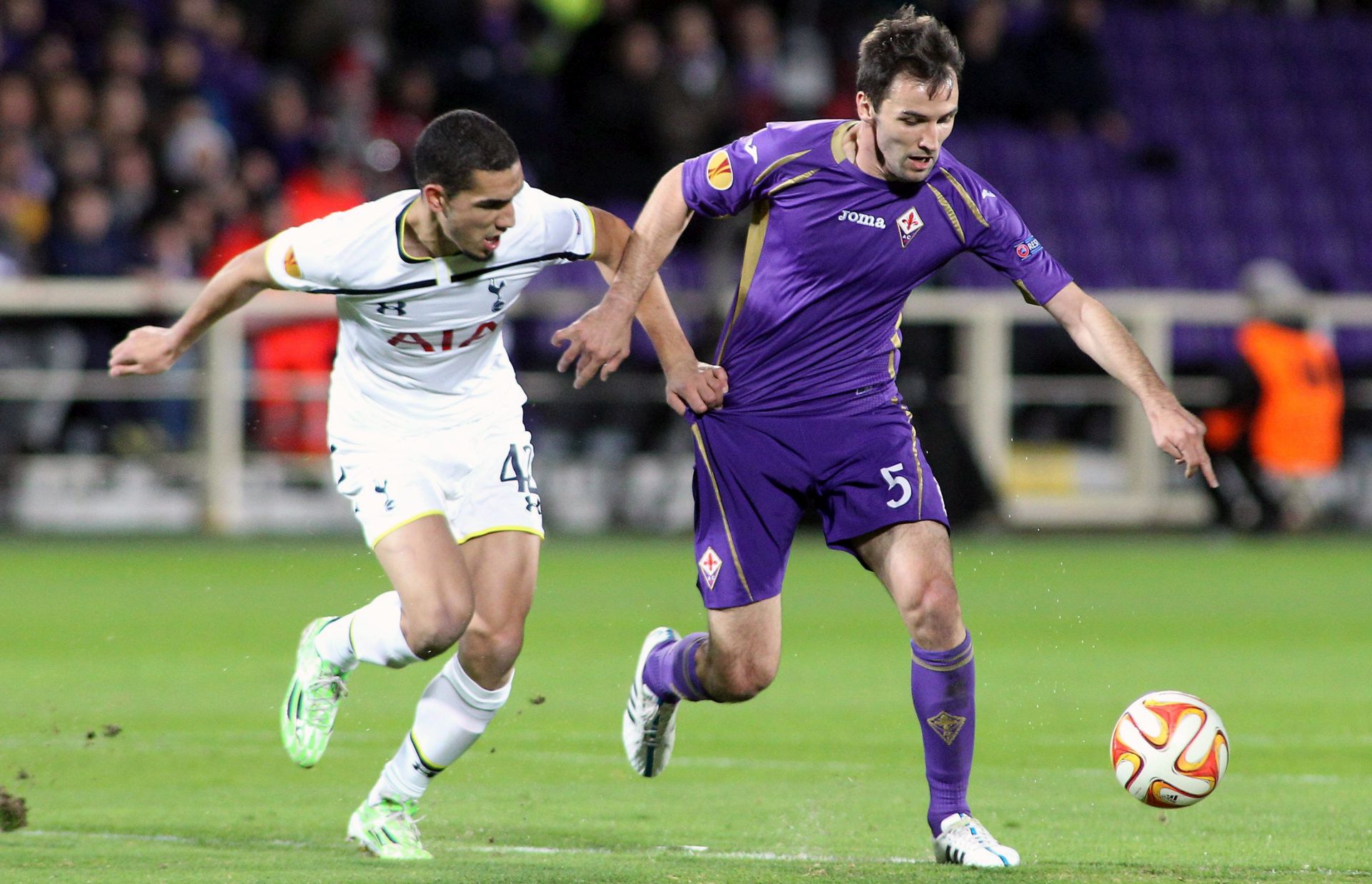 epa04638928 Fiorentina's Milan Badelj (R) and Tottenham's Nabil Bentaleb in action during the UEFA Europa League second leg soccer match between ACF Fiorentina and Tottenham Hotspur FC at Artemio Franchi stadium in Florence, Italy, 26 February 2015.  EPA/CLAUDIO GIOVANNINI