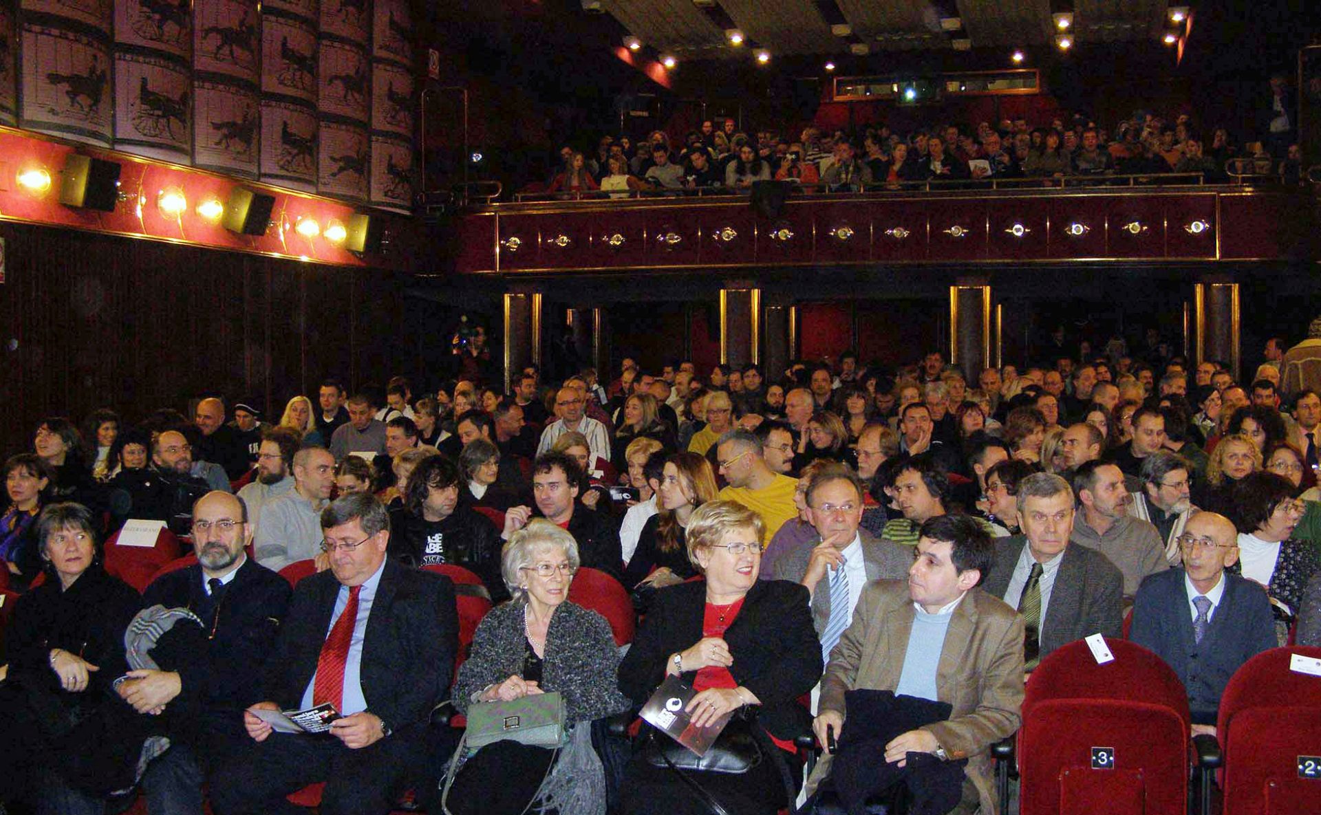 Rijeka, 29.03.2013 - Program Art-kina Croatia iz Rijeke u travnju obiljeit æe filmovi redateljica iz cijeloga svijeta, meðu kojima i film Alison Klayman o kineskom aktivistu i umjetniku Aiju Weiweiju. Arhivska fotografija od 18.12.2008. godine prikazuje publiku u Art-kinu "Croatia".
foto FaH/ Dean SILIÆ/ ds