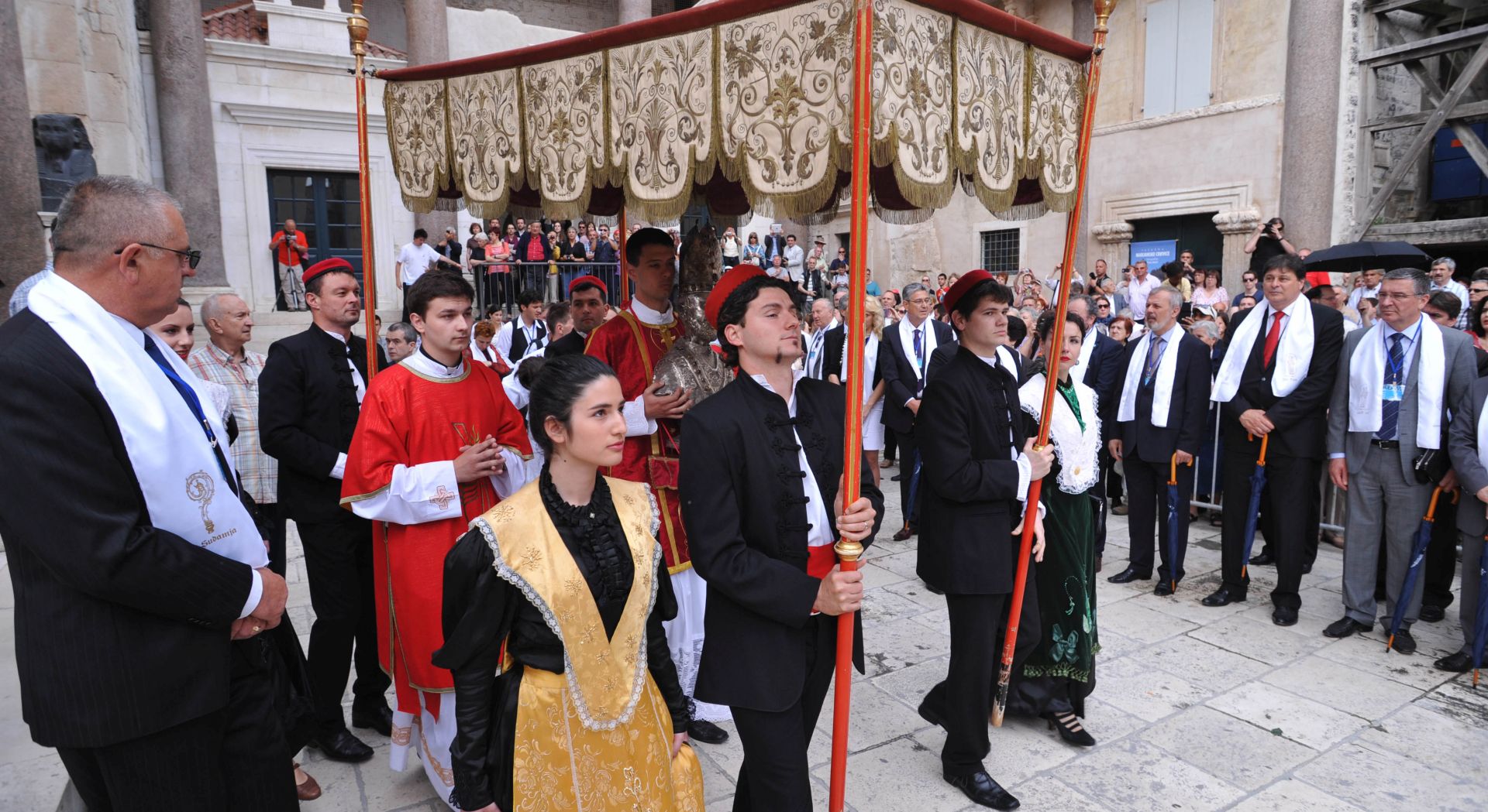 Split, 07.05.2013 - Tradicionalna feta svetoga Dujma, Sudamja, obiljeava se 7. svibnja na blagdan sv. Dujma, zatitnika Splita koji se ujedno slavi i kao Dan grada. Procesija je krenula ispred katedrale sv. Dujma te se kretala starom gradskom jezgrom do prigodnog oltara na Trgu dr. Franje Tuðmana na Rivi.
foto FaH/ Mario STRMOTIÆ/ ds