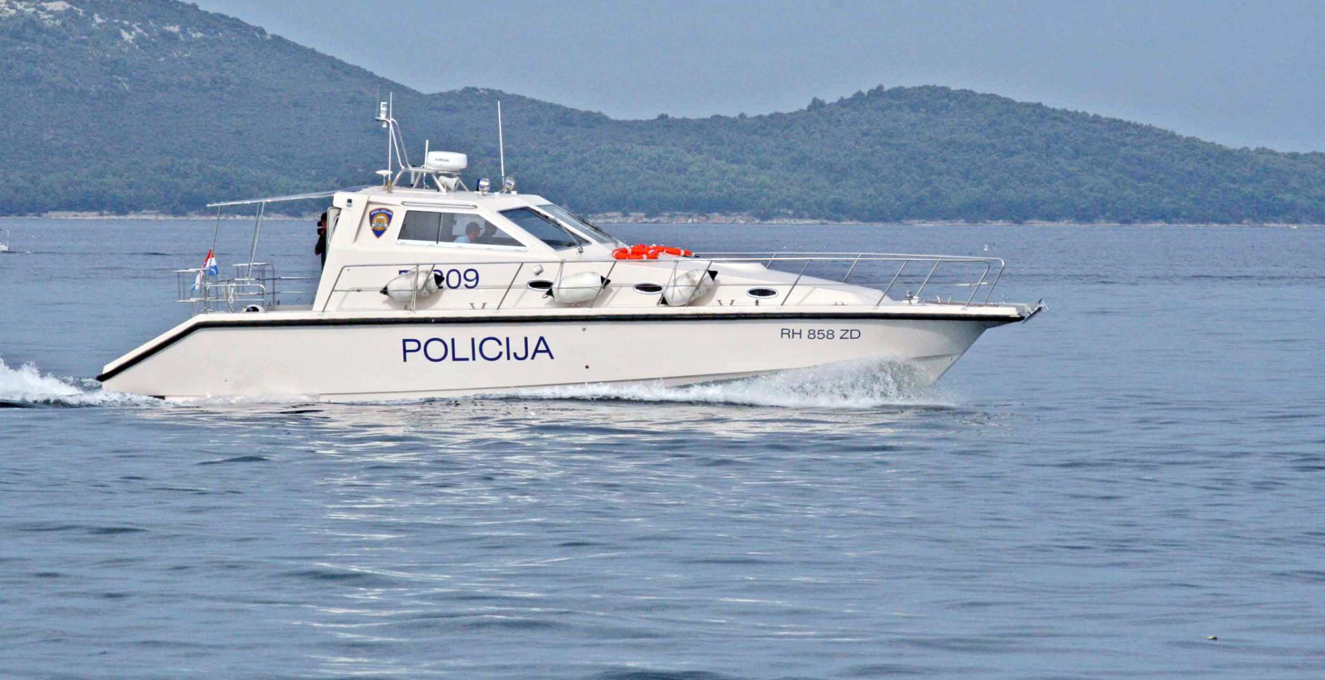 Pag, 28.5.2015. - (Ilustracija) Posada Jadrolinijinog trajekta 'Supetar' i policija spasili su u srijedu naveèer u pakom akvatoriju 43-godinjeg brodolomca, njemaèkog dravljanina, dok je drugi èlan posade s nasukanog plovila, doplivao do obale otoka Paga, izvijestili su u èetvrtak iz Ministarstva, pomorstva, prometa i infrastrukture Arhivska fotografija od 06.08.2008. prikazuje sveèano predstavljanje novog broda Policijske uprave Zadarske.
foto HINA / mm