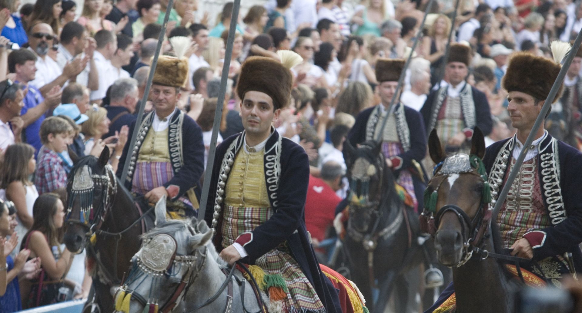 Sinj, 04.08.2013 - Ante Zorica slavodobitnik je ovogodinje, 298. Sinjske Alke, koju je osvojio s ukupno sedam punata - 'sridom' u prvoj i treæoj te s pogodkom 'u jedan' u drugoj trci. 
foto FaH/ Tomislav PAVLEK/ ik
