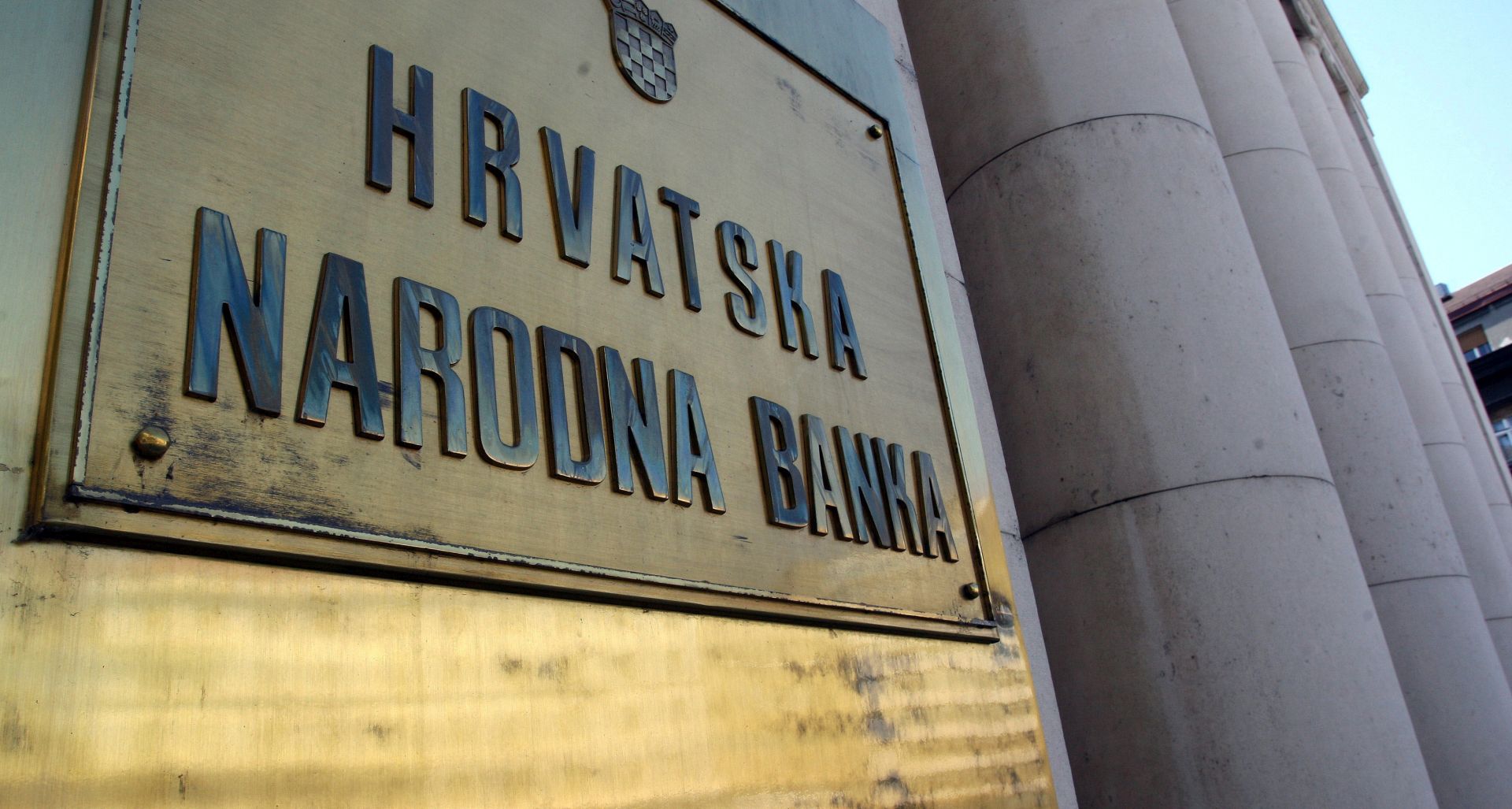 Zagreb, 12.08.2015 - Posljednji podaci Hrvatske narodne banke (HNB) o kreditnoj aktivnosti banaka ukazuju na daljnji pad kreditnih plasmana, koji su na kraju lipnja iznosili 278,2 milijardi kuna, to je za 3,6 milijarde kuna ili 1,3 posto manje u odnosu na mjesec dana ranije, a to po ocjeni analitièara RBA ukazuje na daljnje razduivanje sektora sredinje drave i poduzeæa. Arhivska fotografija od 17.07.2011. godine prikazuje zgradu Hrvatske narodne banke (HNB) u Zagrebu. 
foto FaH/ Damir SENÈAR /ds