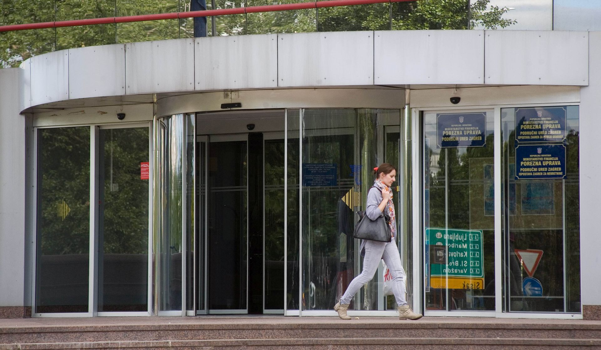 Zagreb, 12.09.2014. - Inspektori Porezne uprave su u pojaèanom nadzoru taksista u prvom tjednu rujna obavili vie od 490 nadzora u kojima je otkriveno vie od 150 nepravilnosti, a koje se ponajvie odnose na neizdavanje raèuna i nelegalno obavljanje taxi slube, izvijestili su danas iz Porezne uprave. Arhivska fotografija od 28.05.2013. godine prikazuje zgradu Porezne uprave u Zagrebu.
foto HINA/ Tomislav PAVLEK/ mm