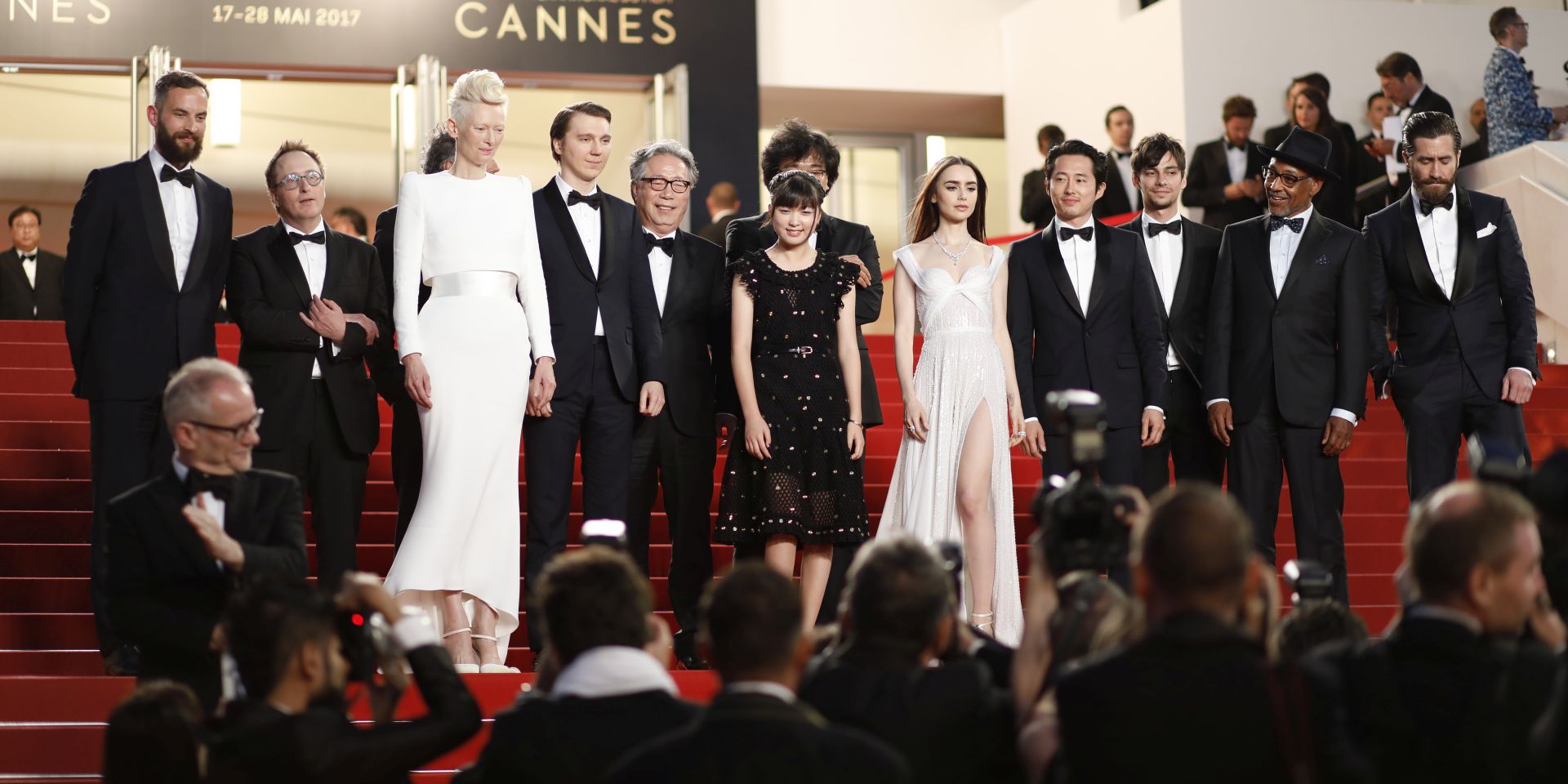CANNES, FRANCE - MAY 19:  (3rd L-R) Actors Tilda Swinton, Paul Dano, Byung Heebong and Ahn Seo-Hyun, director Bong Joon-Ho and actors Lily Collins, Steven Yeun, Devon Bostic, Giancarlo Esposito and Jake Gyllenhaal attend the "Okja" screening during the 70th annual Cannes Film Festival at Palais des Festivals on May 19, 2017 in Cannes, France.  (Photo by Tristan Fewings/Getty Images)