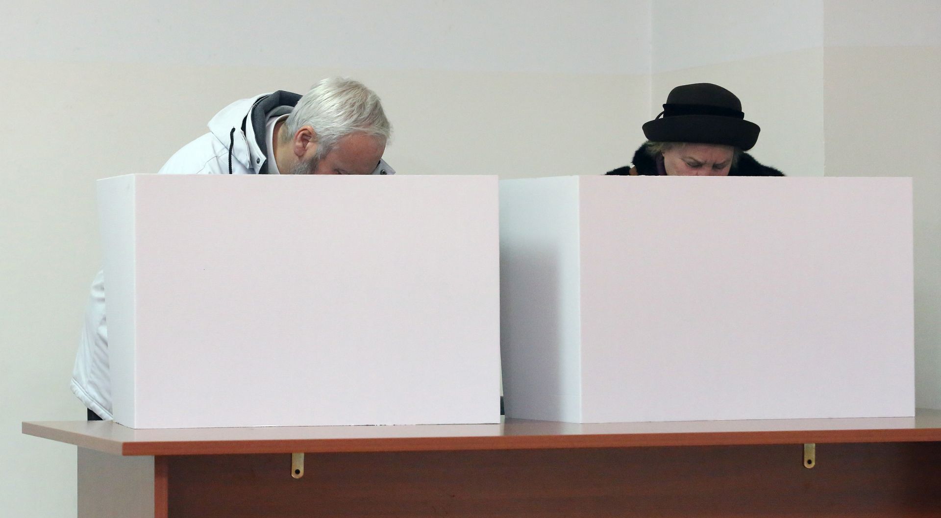 Zagreb, 7.10.2015  Milijun i pol kuna, s uraèunatim PDV-om, najvie je to se smije potroiti na izbornu promibu u jednoj izbornoj jednici po listi ili kandidatu, podsjeæa Dravno izborno povjerenstvo (DIP) izborne sudionike. Arhivska fotografija od 28.12.2014. godine prikazuje mukarca i enu koji glasuju tijekom predsjednièkih izbora u Hrvatskoj.
foto HINA/ Damir SENÈAR / i