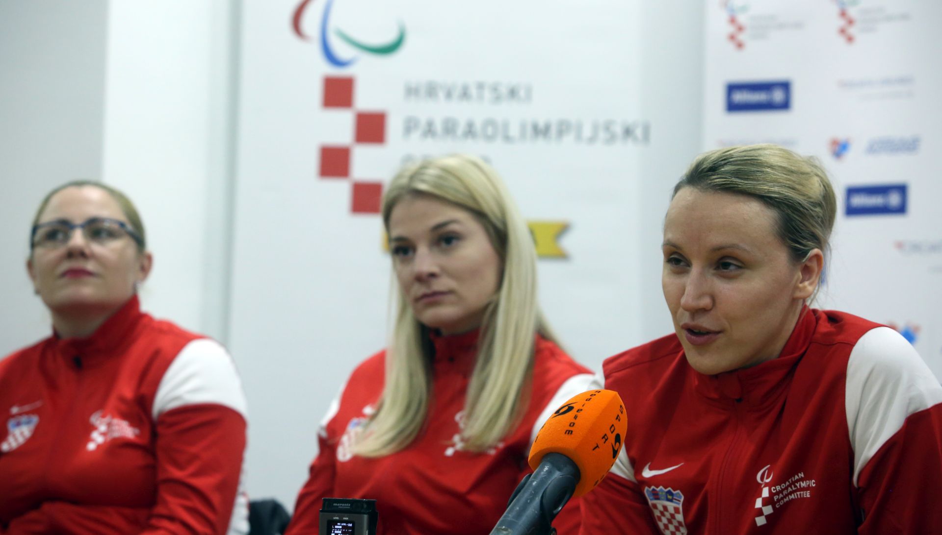 Zagreb, 18.10.2015 - Tiskovna konferencija povodom dolaska Hrvatske reprezentacije s Europskog prvenstva u stolnom tenisu za osobe s invaliditetom. Na fotografiji Sandra Paoviæ, Helena Dretar Kariæ i Anðela Muiniæ. 
foto HINA/ Daniel KASAP/ i