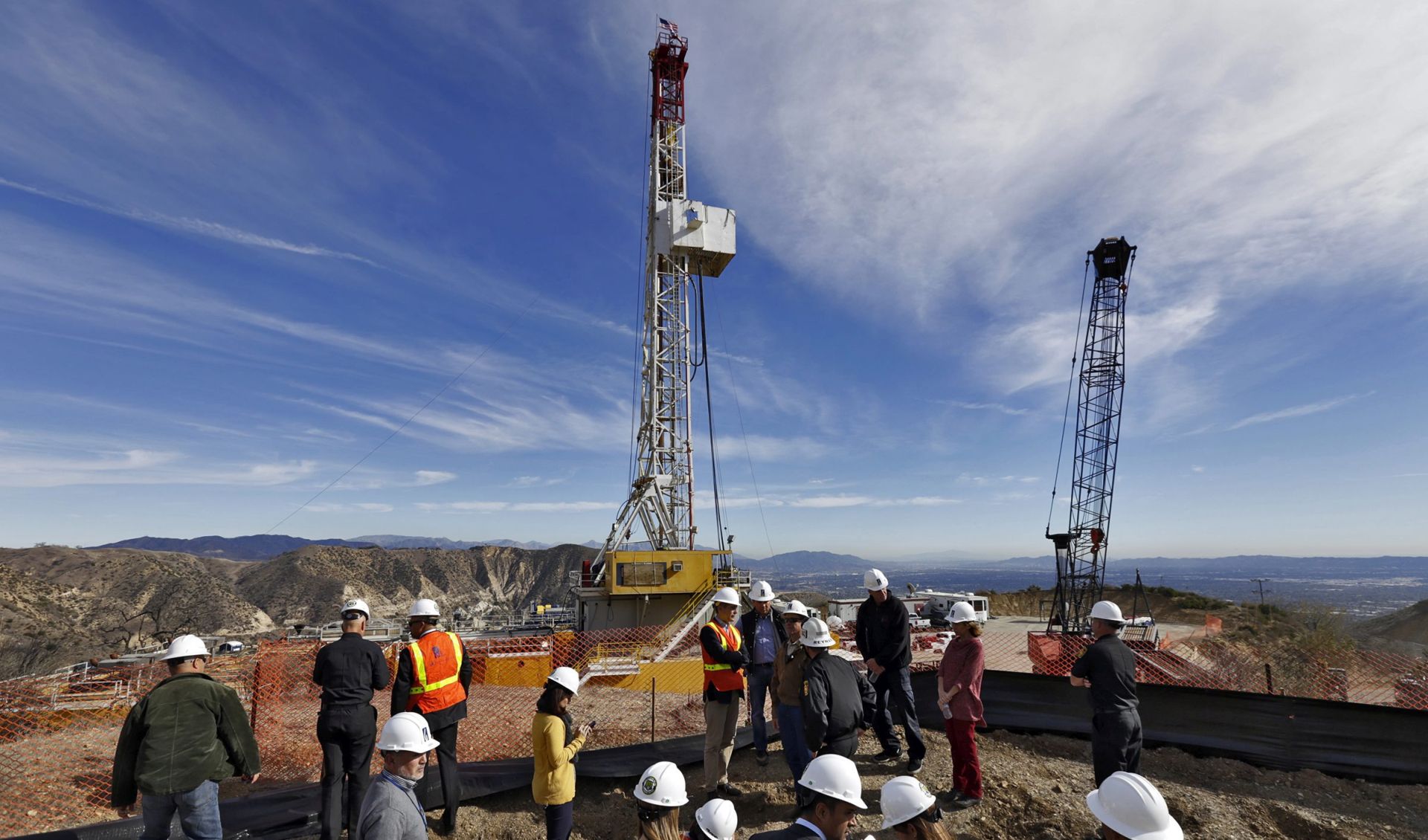 epa05091988 A pool picture dated 02 December 2015 and obtained on 07 January 2016 of Mayor Eric Garcetti accompanied with Southern California Gas company officials visits its Aliso Canyon facility in Porter Ranch to look at drilling of relief well to stem the gas leak at an adjacent well in an underground storage field, in Porter Ranch, California, USA. California Governor Brown on 06 January 2016 declared state of emergency over a gas leak at Porter Ranch storage field, more than two months after the leak stated. The massive methane gas leak had forced people from their homes.  EPA/IRFAN KHAN / POOL  EPA/IRFAN KHAN / POOL
