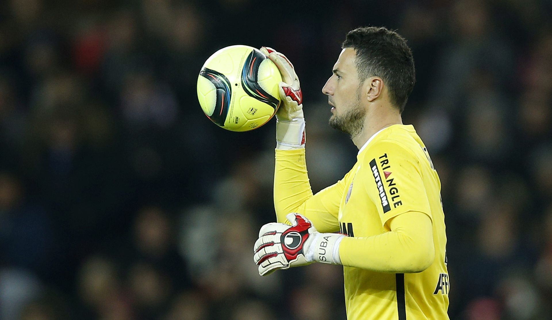 epa05223369 AS Monaco goalkeeper Danijel Subasic in action during the French Ligue 1 soccer match between Paris Saint-Germain (PSG) and AS Monaco at the Parc des Princes stadium in Paris, France, 20 March 2016.  EPA/YOAN VALAT