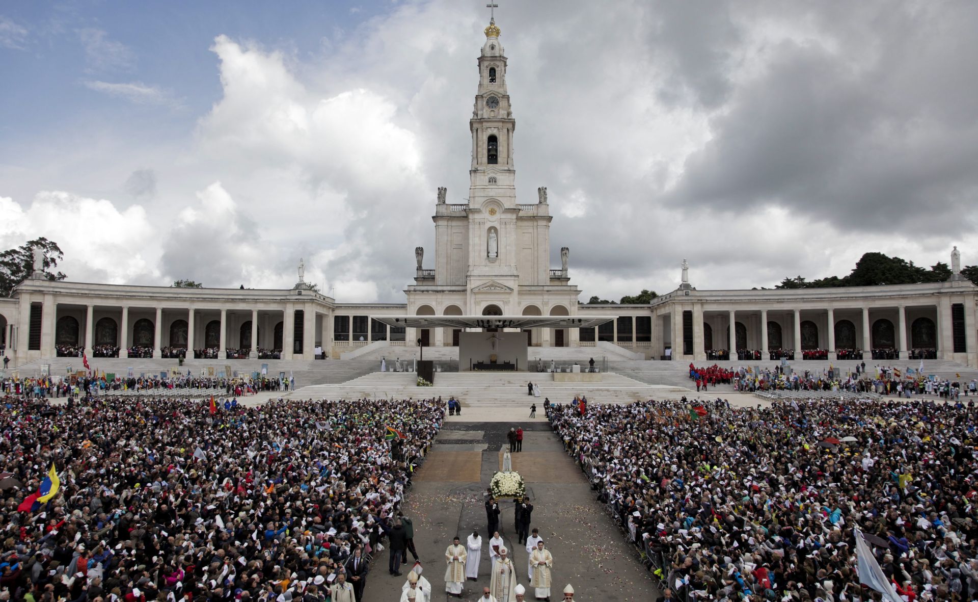 epa05304009 A statue of Our Lady of Fatima is carried through a crowd of faithful during the annual 13th May celebrations of the 1917 'apparition' at the Fatima Sanctuary, Portugal, 13 May 2016. The 13 May annual pilgrimage marks the first apparition of Our Lady of Fatima on 13 May 1917.  EPA/PAULO CUNHA
