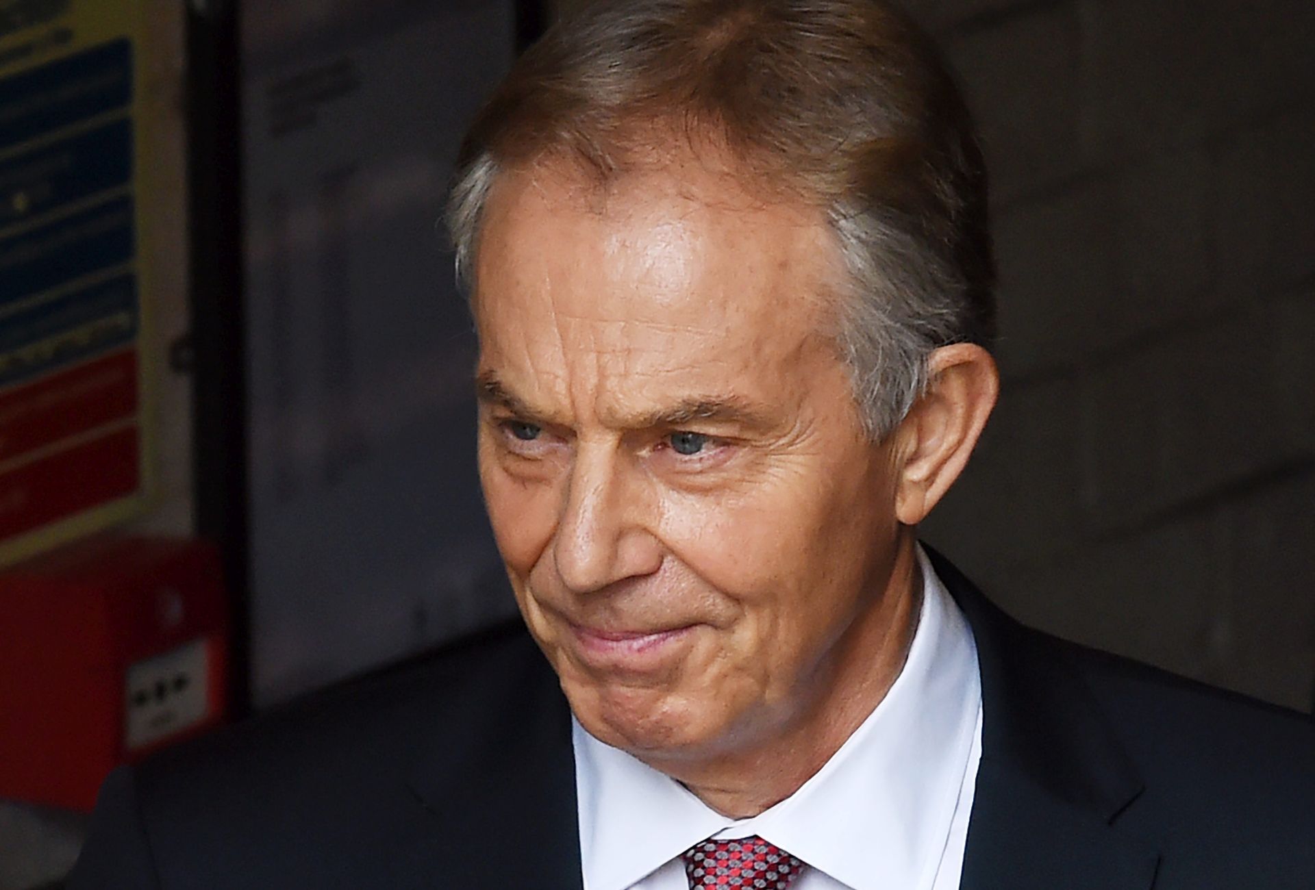 epa05387567 Former British Prime Minister Tony Blair (L) arrives at the headquarters of the 'Vote leave' campaign in central London after the British Prime Minister David Cameron announced his resignation after losing the vote in the EU Referendum, Britain on 24 June 2016. Britons in a referendum on 23 June have voted by a narrow margin to leave the European Union (EU). Media reports on early 24 June indicate that 51.9 per cent voted in favour of leaving the EU while 48.1 per cent voted for remaining in.  EPA/FACUNDO ARRIZABALAGA