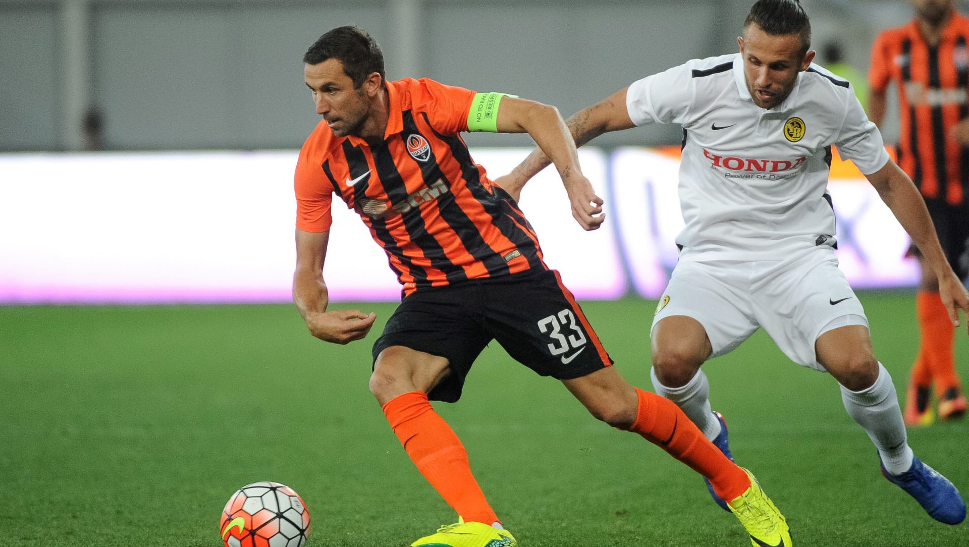 epa05442354 Darijo Srna (L) of Shakhtar controls the ball during the UEFA Champions League third qualifying round first leg soccer match Shakhtar Donetsk vs Young Boys Bern, in Lviv, Ukraine, 26 July 2016.  EPA/MYKOLA TYS