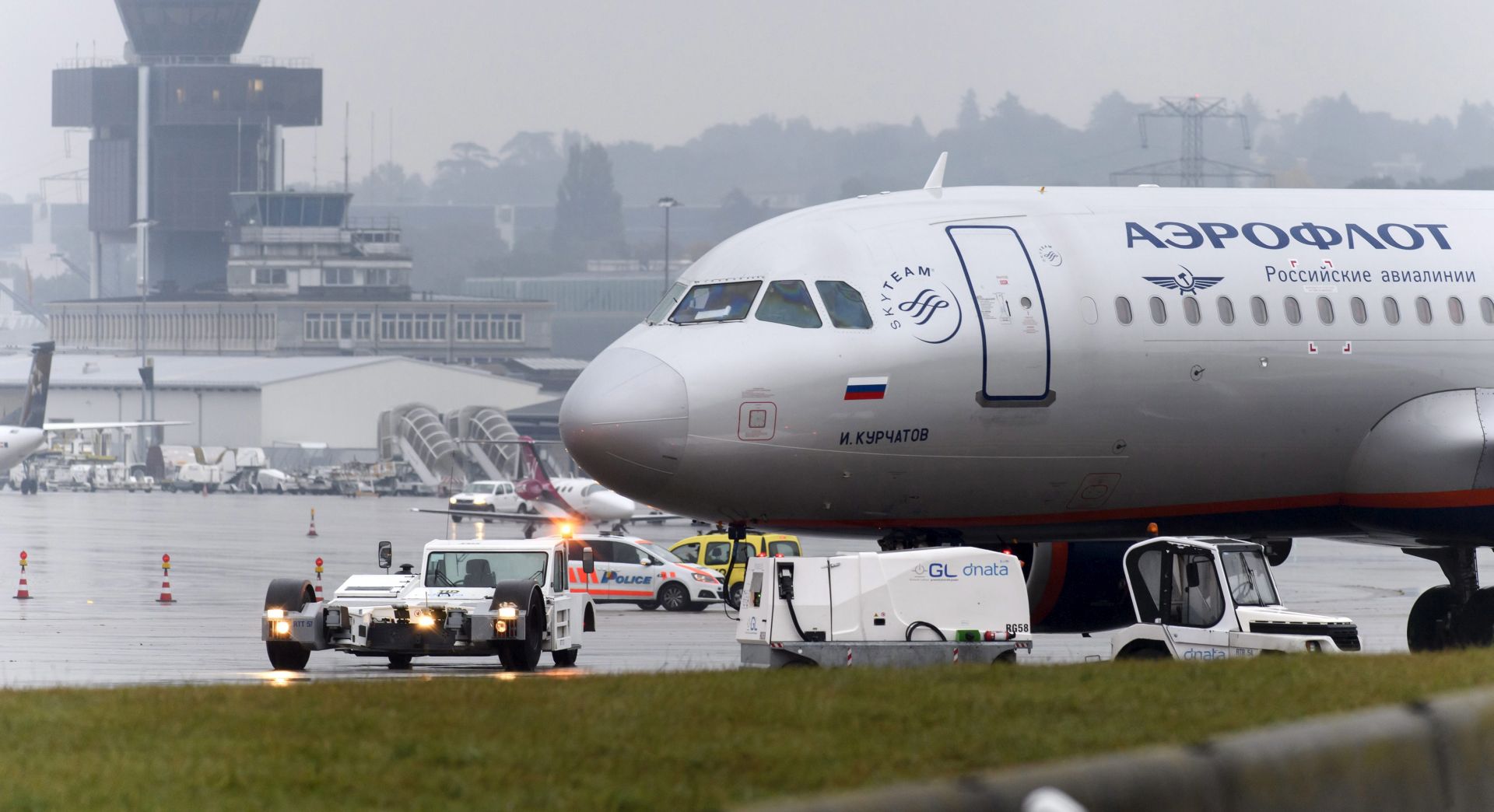 epa05584020 An Airbus A320-214 plane of Russian carrier Aeroflot pictured after the passengers were evacuated from the aircraft on a taxiway at the Geneva Airport, in Geneva, Switzerland, 13 October 2016. Authorities in the Swiss city of Geneva have evacuated a Russia-bound plane following a bomb threat. Geneva prosecutors said about 1 p.m. a man presented himself at an airline counter at Geneva Airport and indicated that a bomb was aboard an Aeroflot jet ready to take off for Moscow. The aircraft was called back and the passengers were evacuated.  EPA/MARTIAL TREZZINI
