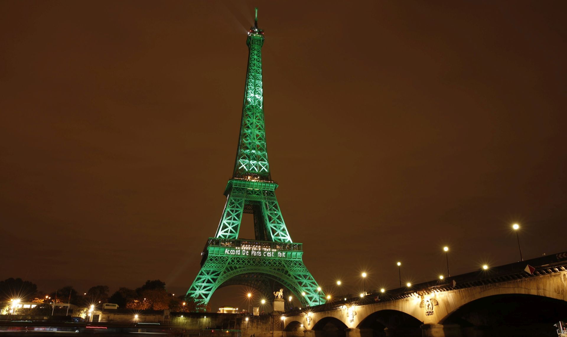 epa05618137 The Eiffel Tower is illuminated in green to celebrate the ratification of the COP21 (Conference of the Parties Climate Conference) climate change agreement in Paris, France, 04 November 2016.  EPA/YOAN VALAT