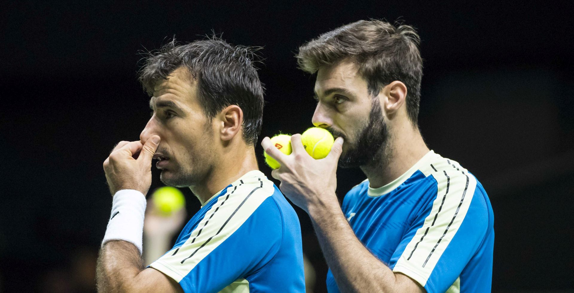epa05804275 Ivan Dodig from Croatia (L) and Marcel Granollers from Spain in action against the Dutch couple Wesley Koolhof and Matwe Middelkoop during the doubles final of the ABN Amro World Tennis Tournament in Rotterdam, Netherlands, 19 February 2017.  EPA/KOEN SUYK