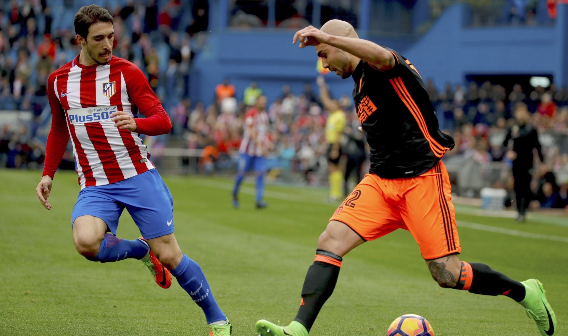 epa05831392 Atletico Madrid's Croatian defender Sime Vrsaljko (L) fights for the ball with Valencia's Italian striker Simone Zaza (R) during their Spanish Primera Division soccer match at Vicente Calderon stadium in Madrid, Spain, 05 March 2017.  EPA/JuanJo Martin