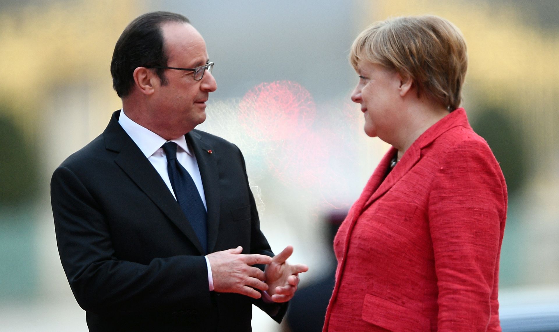 epa05833582 German Chancellor Angela Merkel (R) is welcomed by French President Francois Hollande (L) upon her arrival for a summit gathering heads of state and governments from France, Germany, Spain and Italy, in Versailles, near Paris, France, 06 March 2017. The Versailles summit comes in preperation for a meeting of EU leaders on 25 March in Rome to mark the 60th anniversary of the Treaty of Rome.  EPA/MARTIN BUREAU / POOL MAXPPP OUT