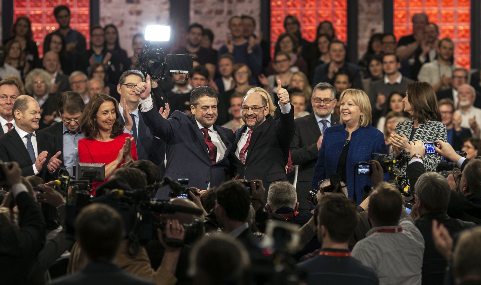 epa05857548 Chairman of SPD party and German Foreign Minister Sigmar Gabriel (C-L), designated Social Democratic Party (SPD) chairman and German Chancellor candidate Martin Schulz (C) and Prime Minister of Northrhine-Westaphalie Hannelore Kraft (C-R) cheer during federal congress of Social Democratic Party (SPD) in Berlin, Germany, 19 March 2017. The SPD congress will elect Martin Schulz as the new party chairman and a candidate for German Chancellor in the German elections, which will be held on 24 September 2017.  EPA/OLIVER WEIKEN