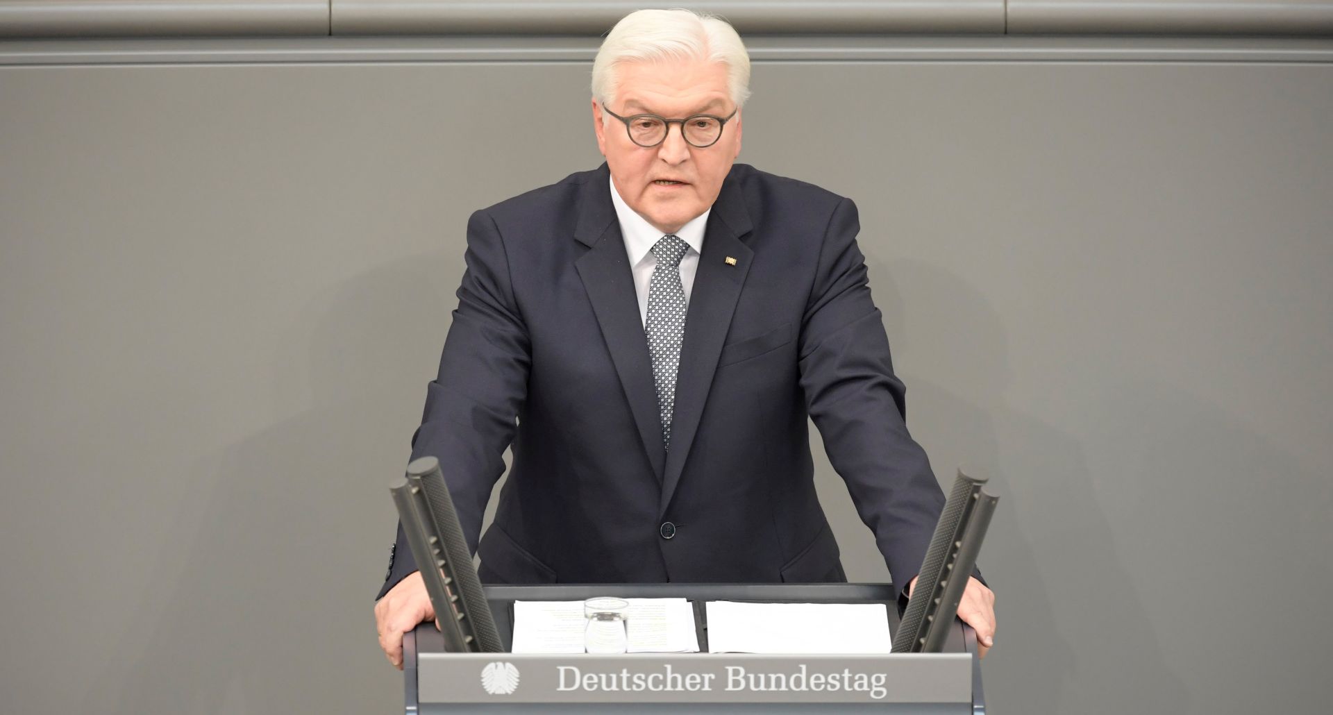 epa05863101 German President Frank-Walter Steinmeier speaks after being sworn into office inside the Bundestag in Berlin, Germany, 22 March 2017. Former Foreign Minister Steinmeier is the third German President of the Social Democrats.  EPA/CLEMENS BILAN