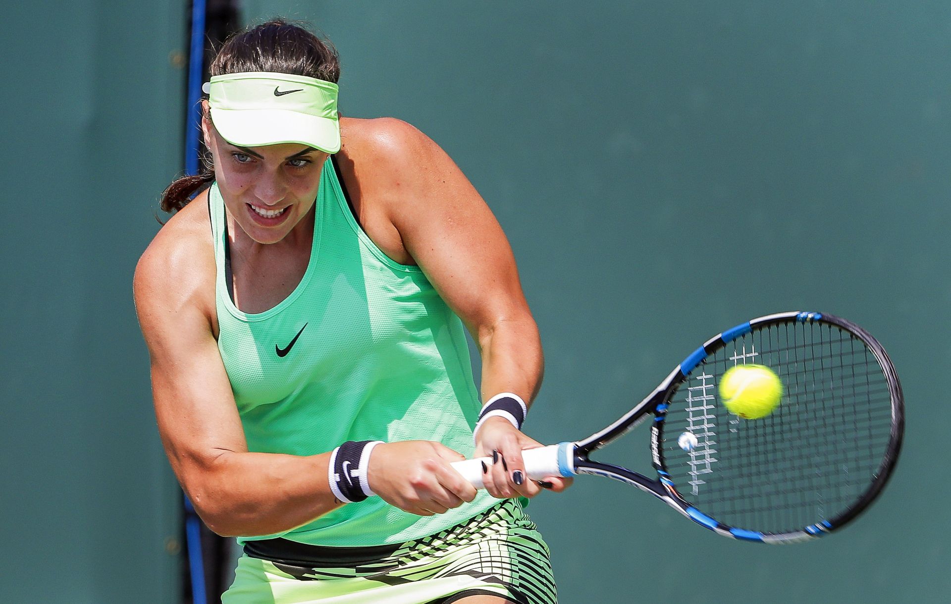 epa05866265 Ana Konjuh of Croatia in action against Kirsten Flipkens of Belgium during their second round match of the Miami Open tennis tournament on Key Biscayne, Miami, Florida, USA, 23 March 2017.  EPA/ERIK S. LESSER