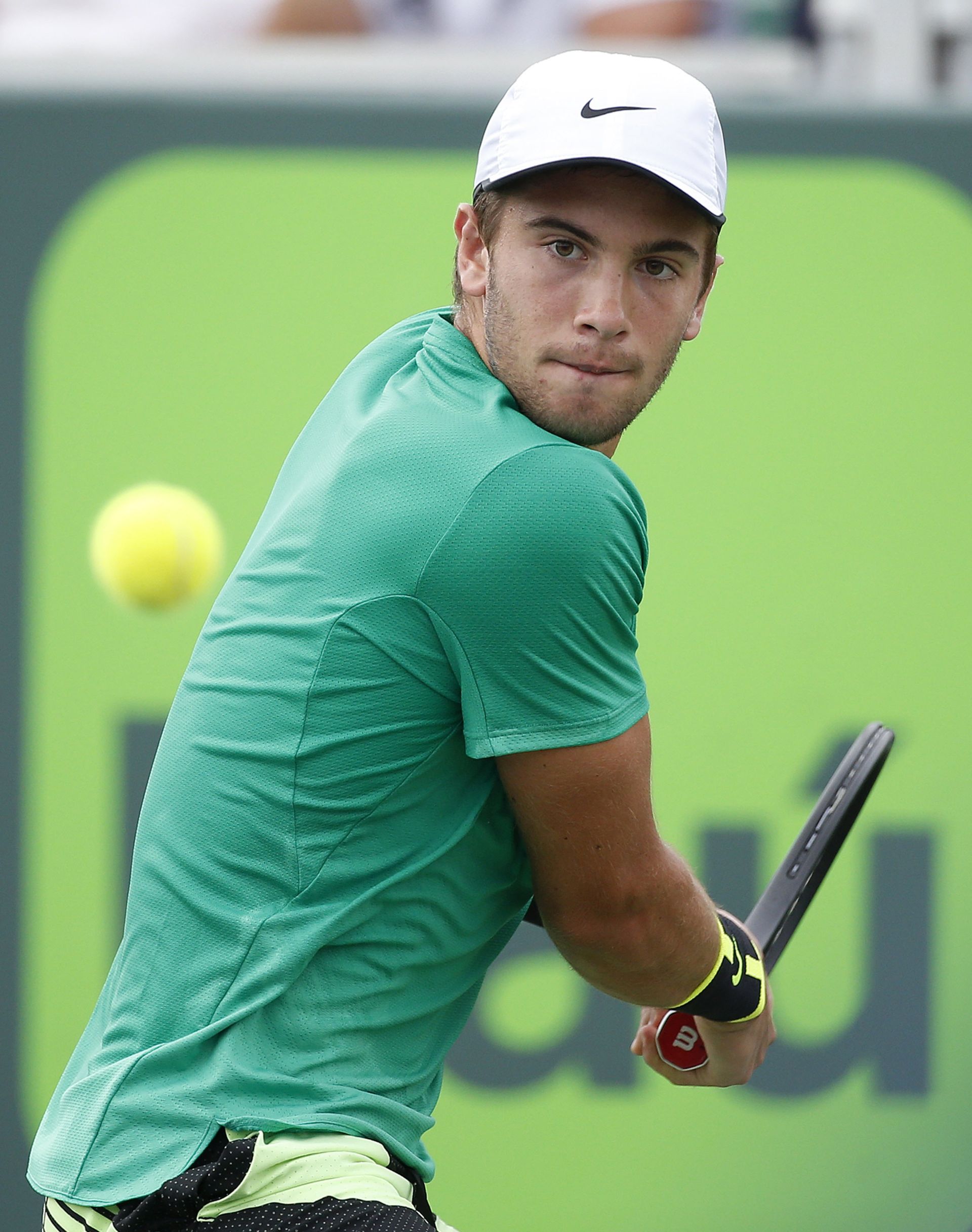 epa05870979 Borna Coric of Croatia in action against Dominic Thiem of Austria during their second round match at the Miami Open tennis tournament on Key Biscayne, Miami, Florida, USA, 25 March 2017  EPA/RHONA WISE