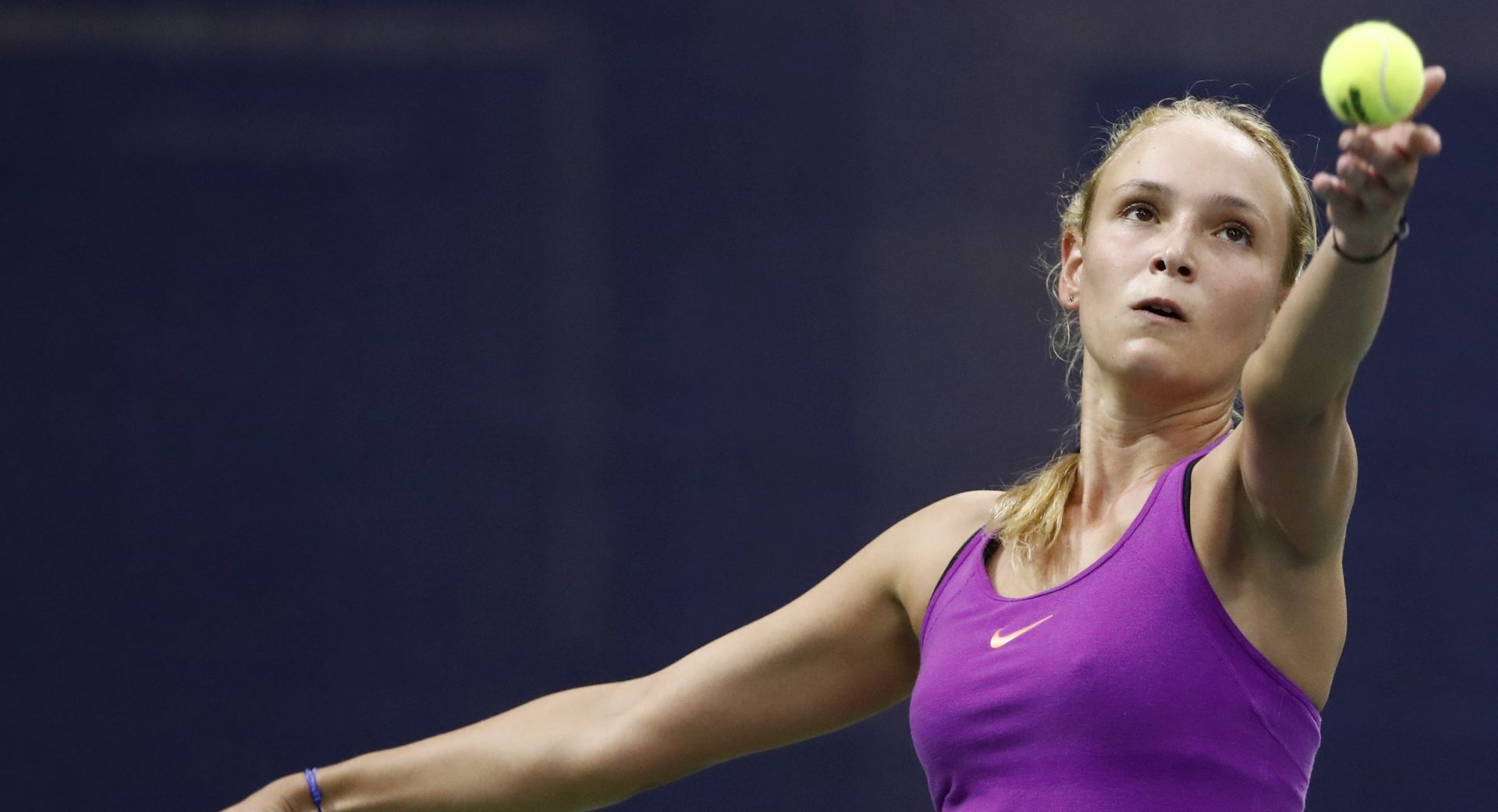 epa05904111 Donna Vekic of Croatia in action during her second round match against Kristyna Pliskova of Czech Republic, at the WTA Ladies Open tennis tournament in Biel, Switzerland, 12 April 2017.  EPA/PETER KLAUNZER