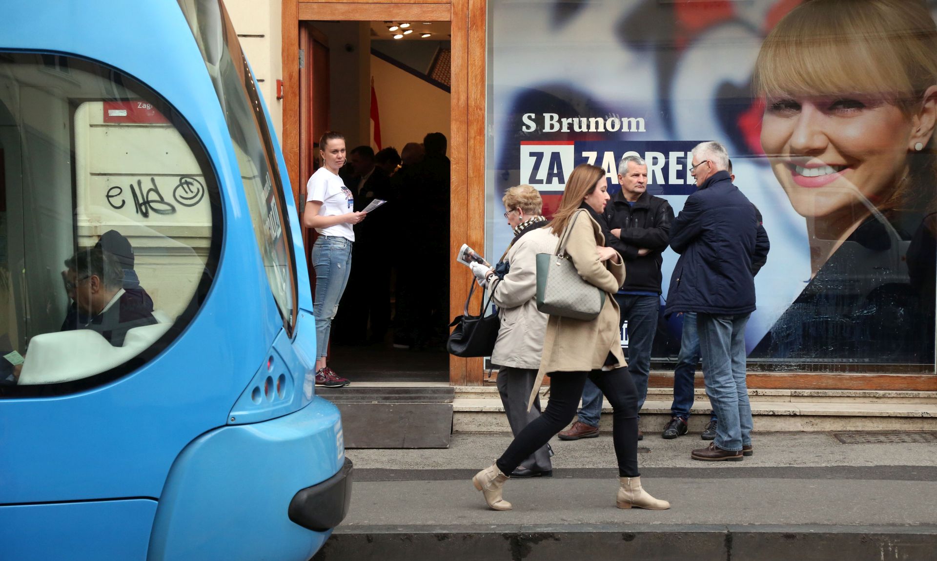 Zagreb, 18.04.2017 - Kandidatkinja za gradonaèelnicu Grada Zagreba Bruna Esih otvorila je ured u Frankopanskoj 2 u Zagrebu. Na fotografiji Bruna Esih sa simpatizerima.
foto HINA / Denis CERIÆ /dc