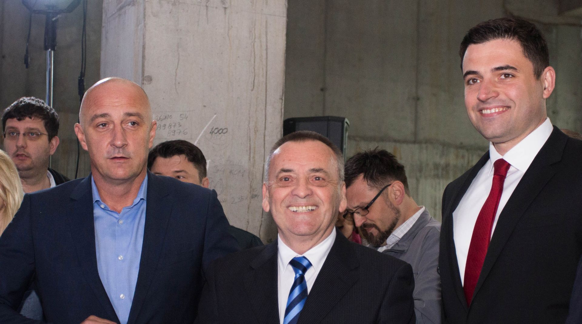 Osijek, 20.04.2017. - Predsjednik HNS-a i potpredsjednik Sabora Ivan Vrdoljak prisustvovao je predstavljanju kandidature Ivana Vrkiæa za gradonaèelnika Grada Osijeka u Kulturnom centru (Eurodom) u Osijeku. Na fotografiji Ivan Vrdoljak, Ivan Vrkiæ, Davor Bernardiæ.
foto HINA / ml