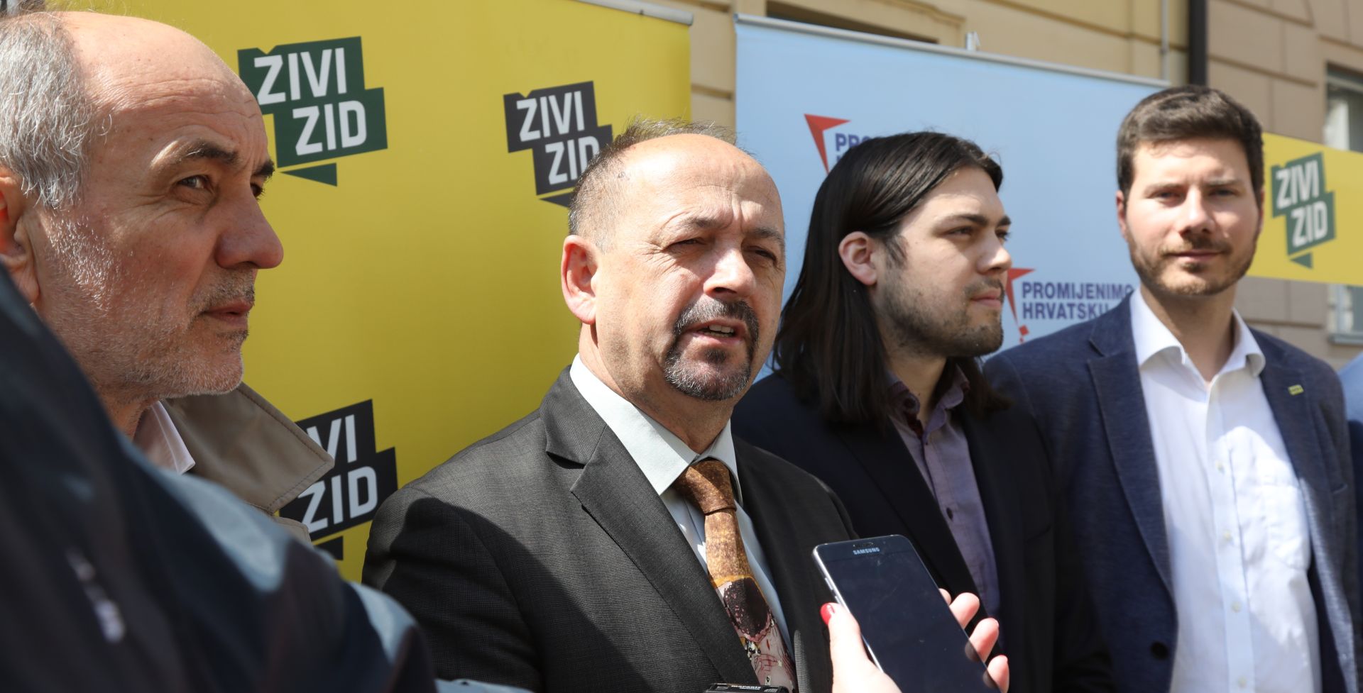 Zagreb, 21.04.2017. - Ivan Lovrinoviæ predstavljen je kao kandidat za gradonaèelnika Zagreba stranaka ivi zid i Promijenimo Hrvatsku. Ivan Lovrinoviæ dolazi iz redova koalicije Jedina opcija te je izabran zajednièkim dogovorom. Na fotografiji Juro Martinoviæ, Ivan Lovrinoviæ, Ivan Vilibor Sinèiæ, Ivan Pernar. foto HINA/ Lana SLIVAR DOMINIÆ/ lsd