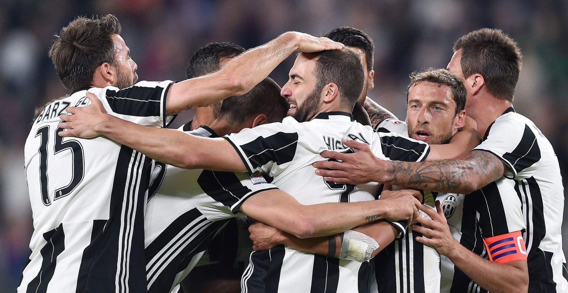 epa05924456 Juventus's players jubilates after scoring during the Italian Serie A soccer match between Juventus and Genoa at Juventus Stadium in Turin, Italy, 23 April 2017.  EPA/DI MARCO