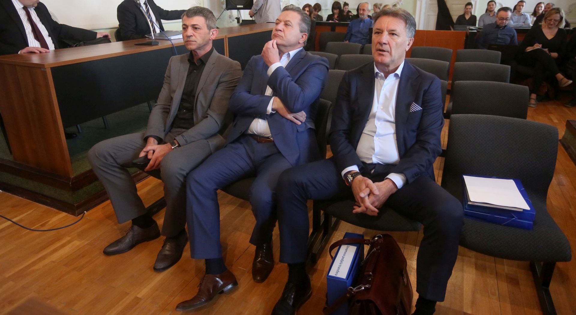 Osijek, 27.04.2017 - Bivi èelnik "Dinama" Zdravko Mamiæ u èetvrtak je na osjeèkom upanijskom sudu odbacio Uskokove optube da je sa svojim suoptuenicima zagrebaèki nogometni klub otetio izvlaèeæi novac od transfera igraèa, a dravu neplaæanjem poreza i prireza. Nakon èitanja optunice, koju je proèitao zamjenik ravnateljice Uskoka Sven Mikoviæ, krivnju su negirali i ostali nazoèni okrivljenici - bivi direktor NK Dinama Damir Vrbanoviæ i poreznik Milan Pernar.
foto HINA/ ik