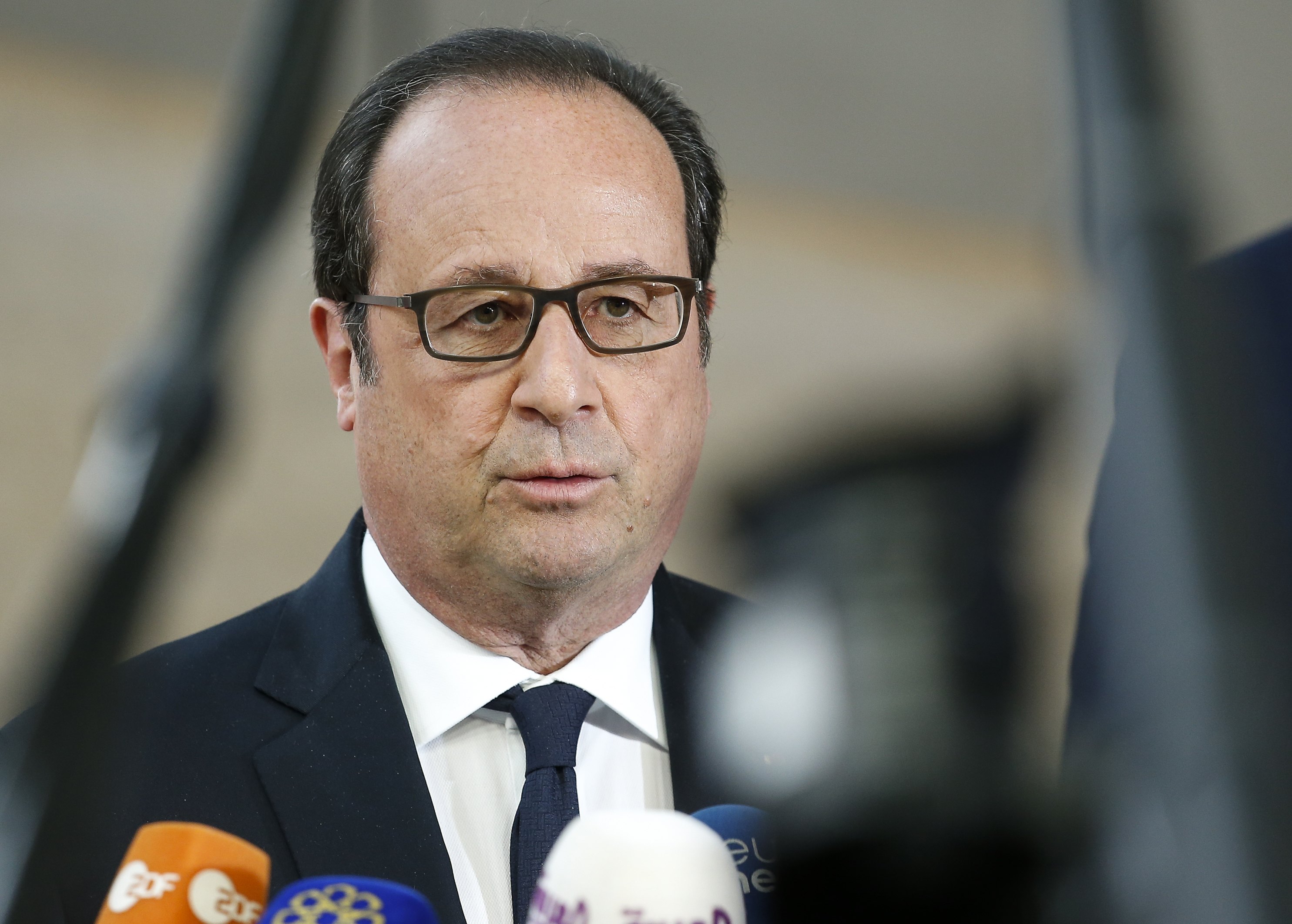 epa05934589 French President Francois Hollande speaks to the media as he arrives for the special European summit in Brussels, Belgium, 29 April 2017. The special European Council meeting of the 27 remaining member countries is expected to discuss and adopt the guidelines for the negotiations with the United Kingdom following their so-called 'Brexit' referendum and triggering the Article 50 in March to leave the European Union.  EPA/JULIEN WARNAND