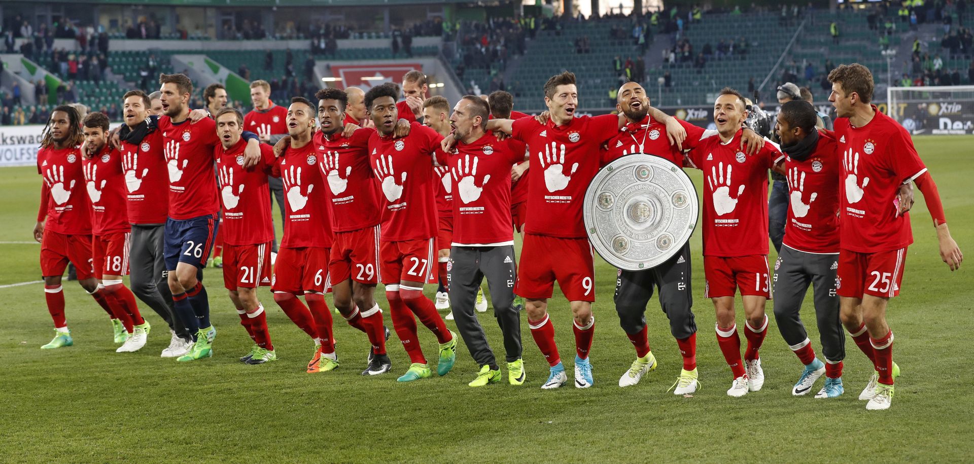epa05935942 Munich's players celebrate with a mock paper Bundesliga championship trophy after winning the German Bundesliga soccer match between VfL Wolfsburg and Bayern Munich in Wolfsburg, Germany, 29 April 2017. Bayern won the match with 0-6 to clinch their unprecedented fifth consecutive Bundesliga league title.  EPA/FELIPE TRUEBA (EMBARGO CONDITIONS - ATTENTION: Due to the accreditation guidlines, the DFL only permits the publication and utilisation of up to 15 pictures per match on the internet and in online media during the match.)
