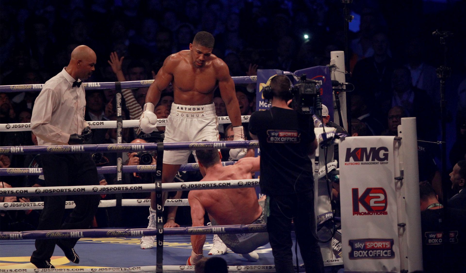 epa05936259 Antony Joshua in action with Wladimir Klitschko during their world heavyweight title fight at Wembley Stadium in London, Britain, 29 April 2017.  EPA/SEAN DEMPSEY