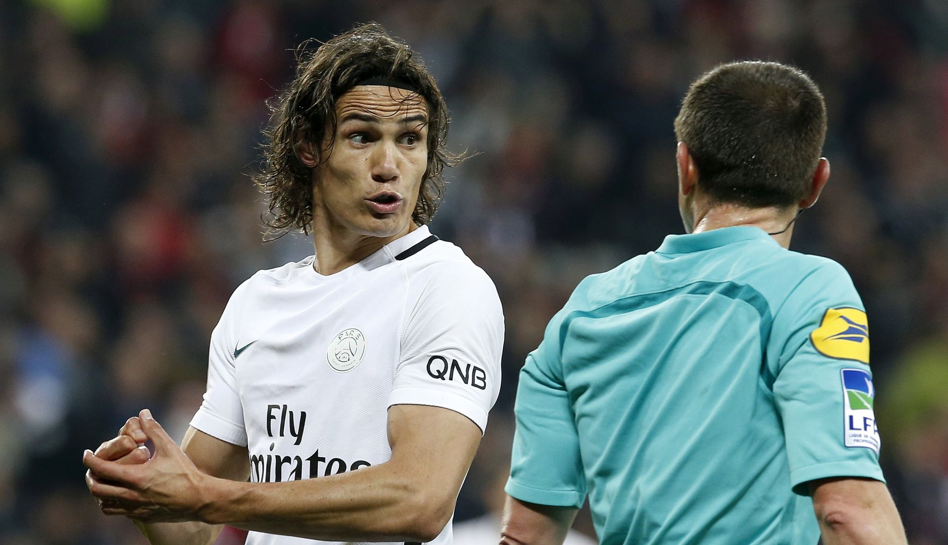 epa05937886 Edinson Cavani of Paris Saint Germain (L) reacts during the French Ligue 1 soccer match, OGC Nice vs Paris Saint Germain, at the Allianz Riviera stadium, in Nice, France, 30 April 2017.  EPA/SEBASTIEN NOGIER